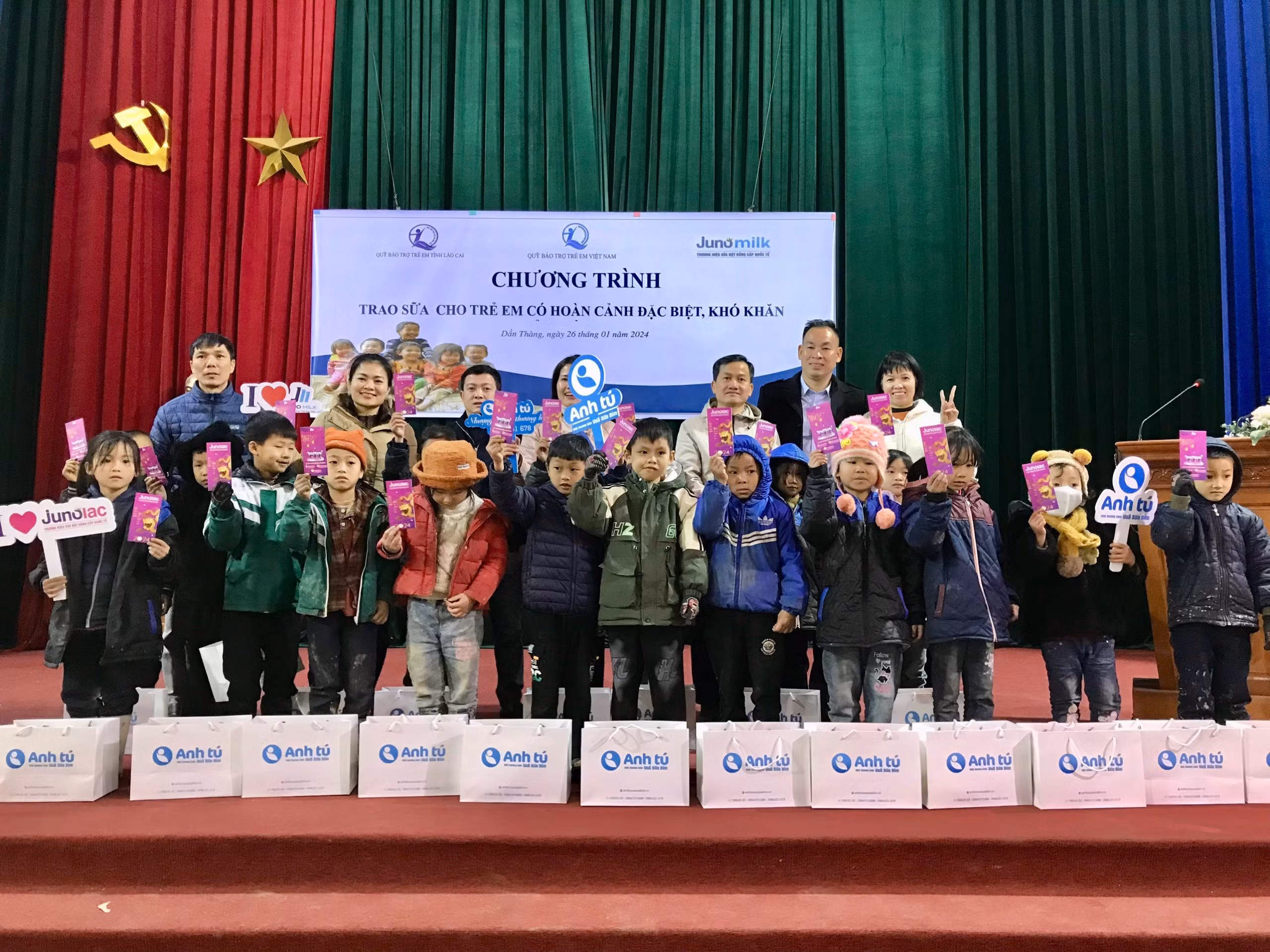 Trao quà cho học sinh xã Dần Thàng, huyện Văn Bàn.jpg