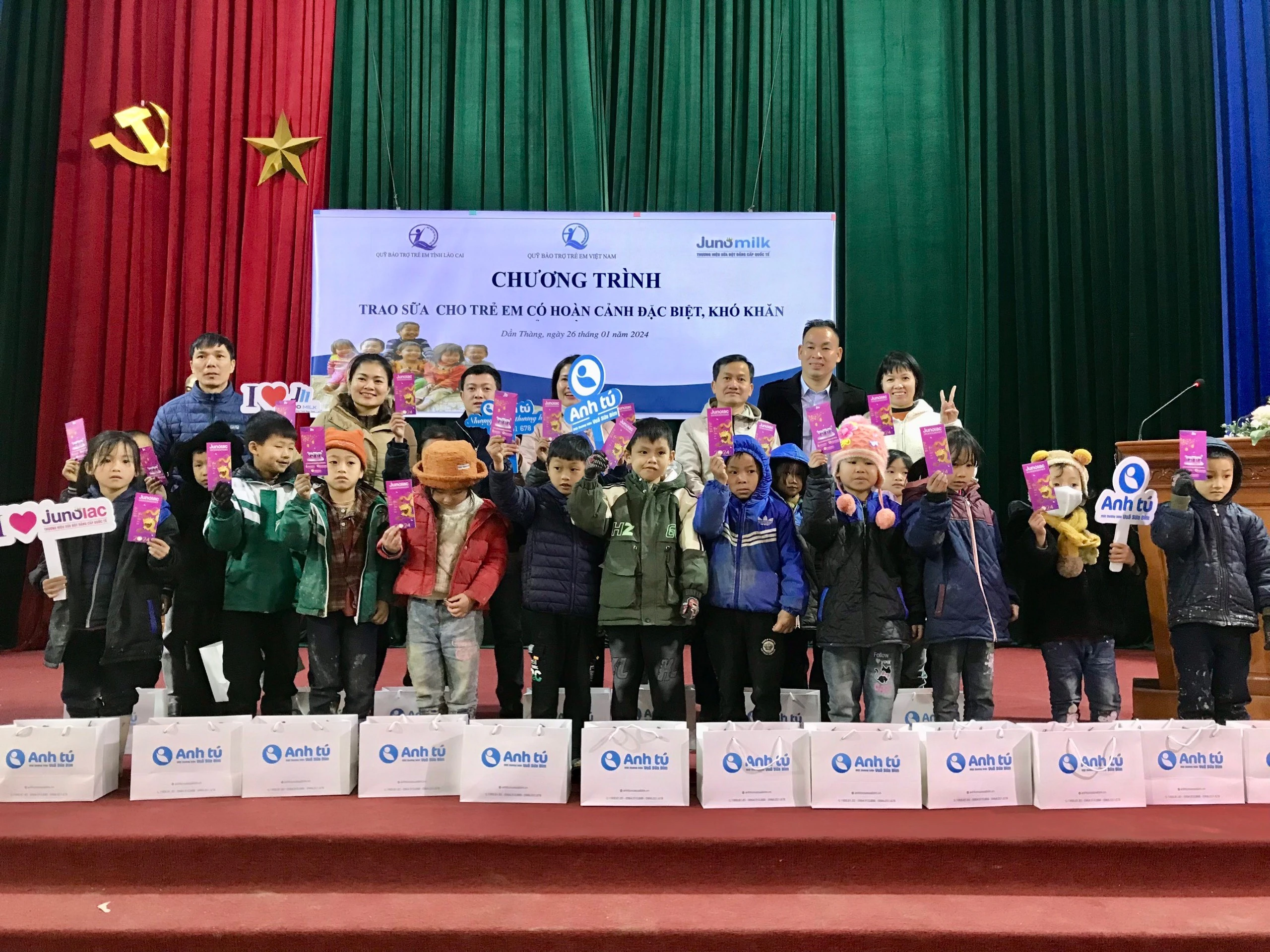 Trao quà cho học sinh xã Dần Thàng, huyện Văn Bàn.jpg