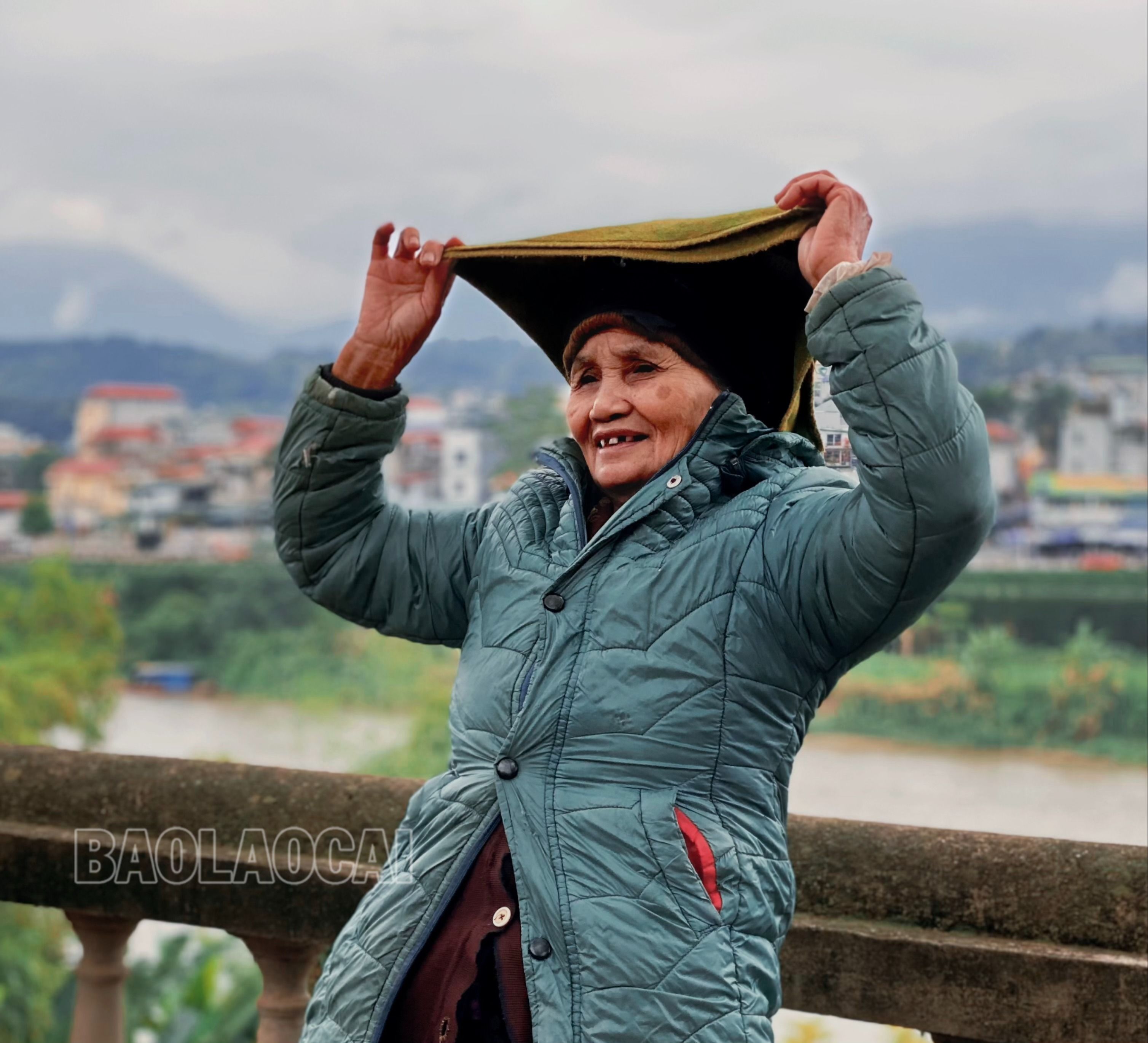 Áo khoác, khăn quàng, khẩu trang là những món đồ được người dân tích cực sử dụng để che chắn, giữ ấm. IMG_4330.jpg
