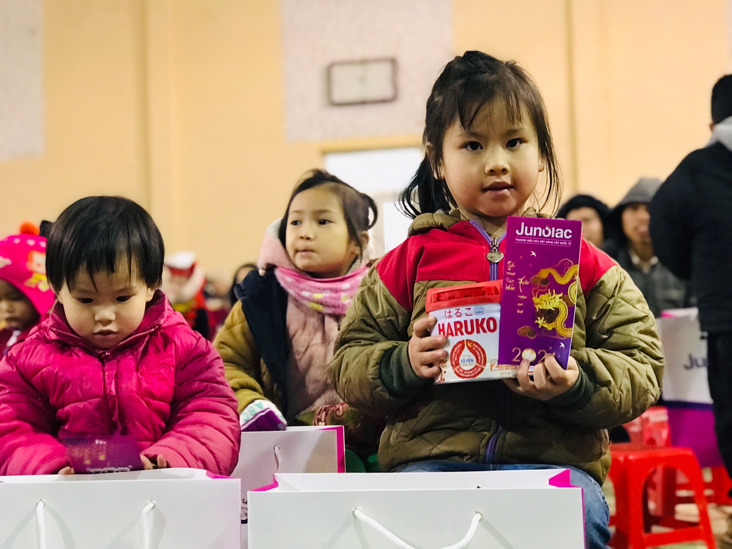 Niềm vui của học sinh khi nhận quà. Niềm vui của các em nhỏ khi nhận được quà..jpg