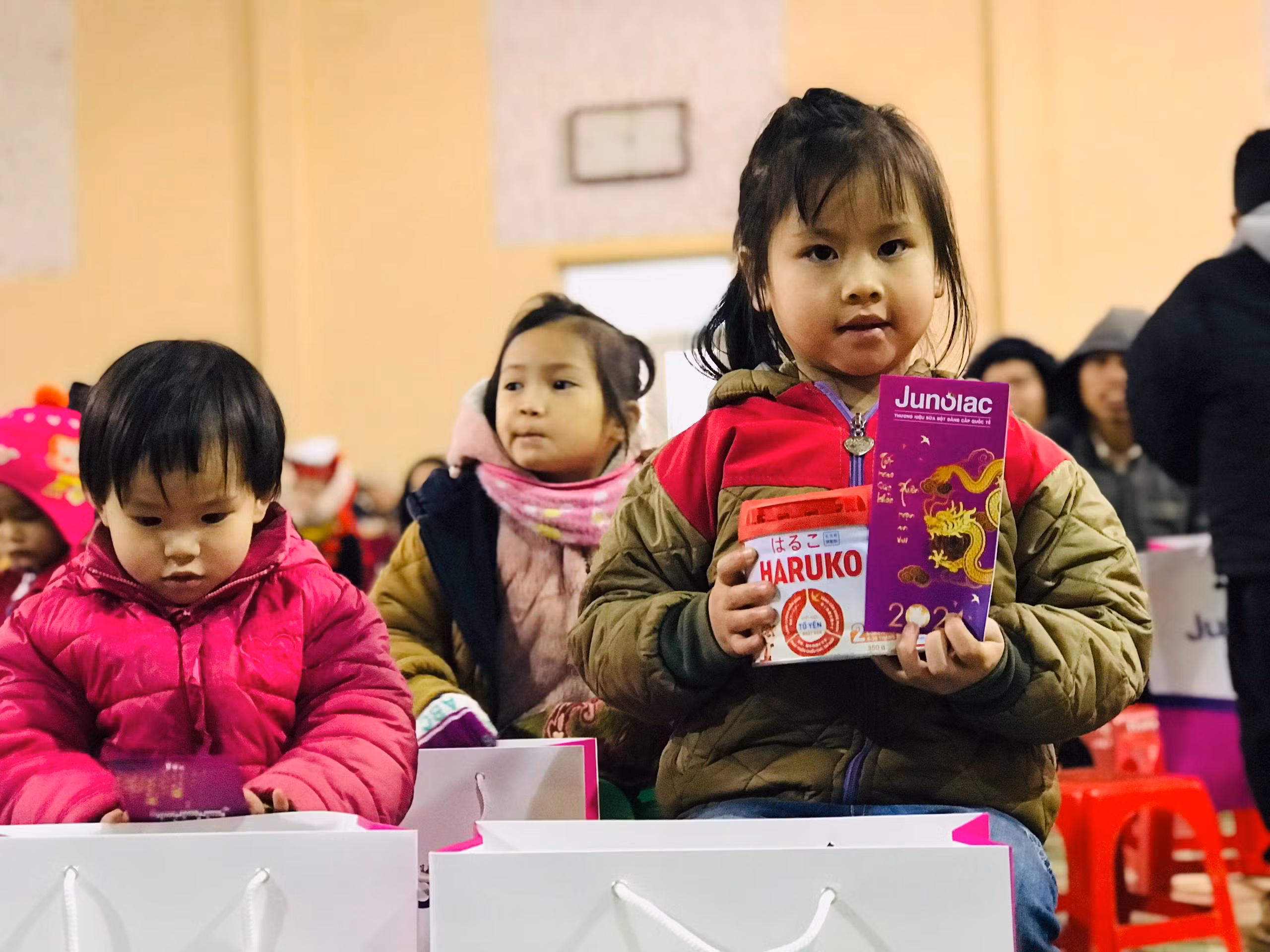 Niềm vui của các em nhỏ khi nhận được quà..jpg