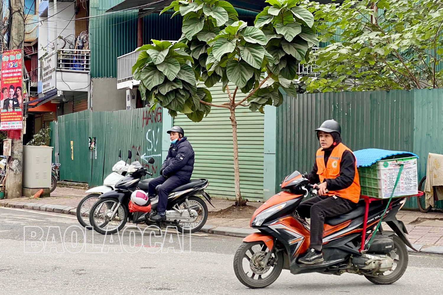 "Trời lạnh, nhiều người ngại ra đường nên thường lựa chọn mua hàng online. Vì thế, shipper lại có nhiều việc hơn, nên dù thời tiết giá rét, tôi cũng cố gắng đi giao hàng để kiếm thêm thu nhập" anh Bùi Minh Đức, làm nghề Shipper chia sẻ. Thiết kế chưa có tên - 1 (1).jpg