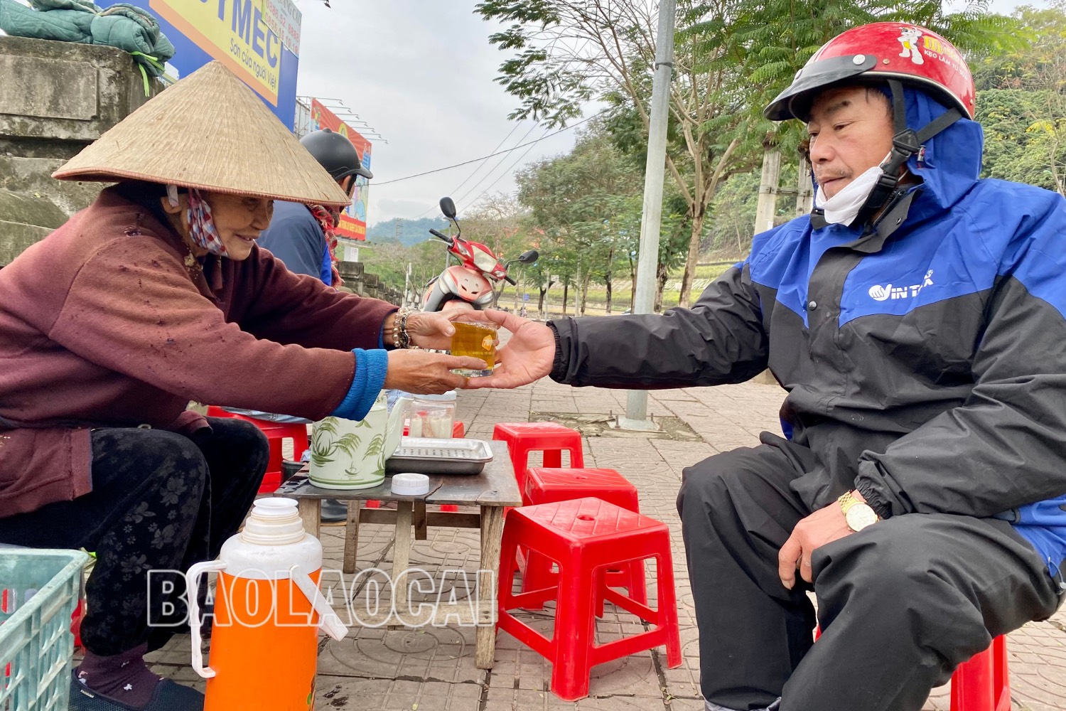 Nhiều người lao động ngoài trời chọn cách làm ấm cơ thể bằng những ly trà nóng tại các quán nước vỉa hè. Thiết kế chưa có tên - 4 (1).jpg