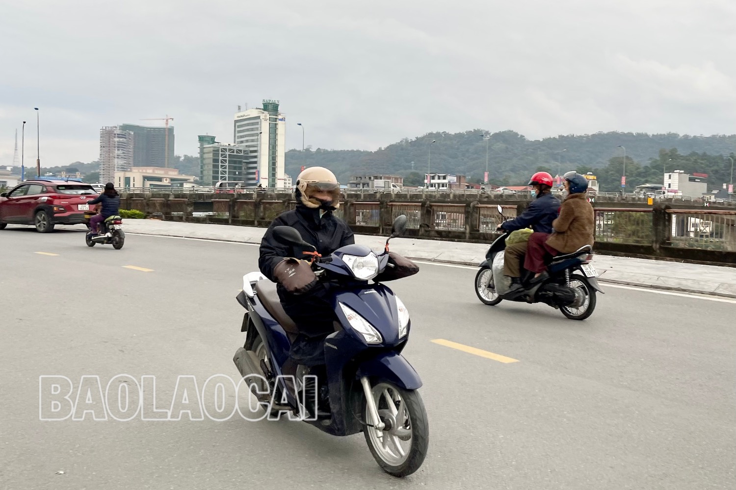 Những người chịu ảnh hưởng trong đợt rét nhiều nhất vẫn là những lao động mưu sinh ngoài trời. Thiết kế chưa có tên - 1.jpg