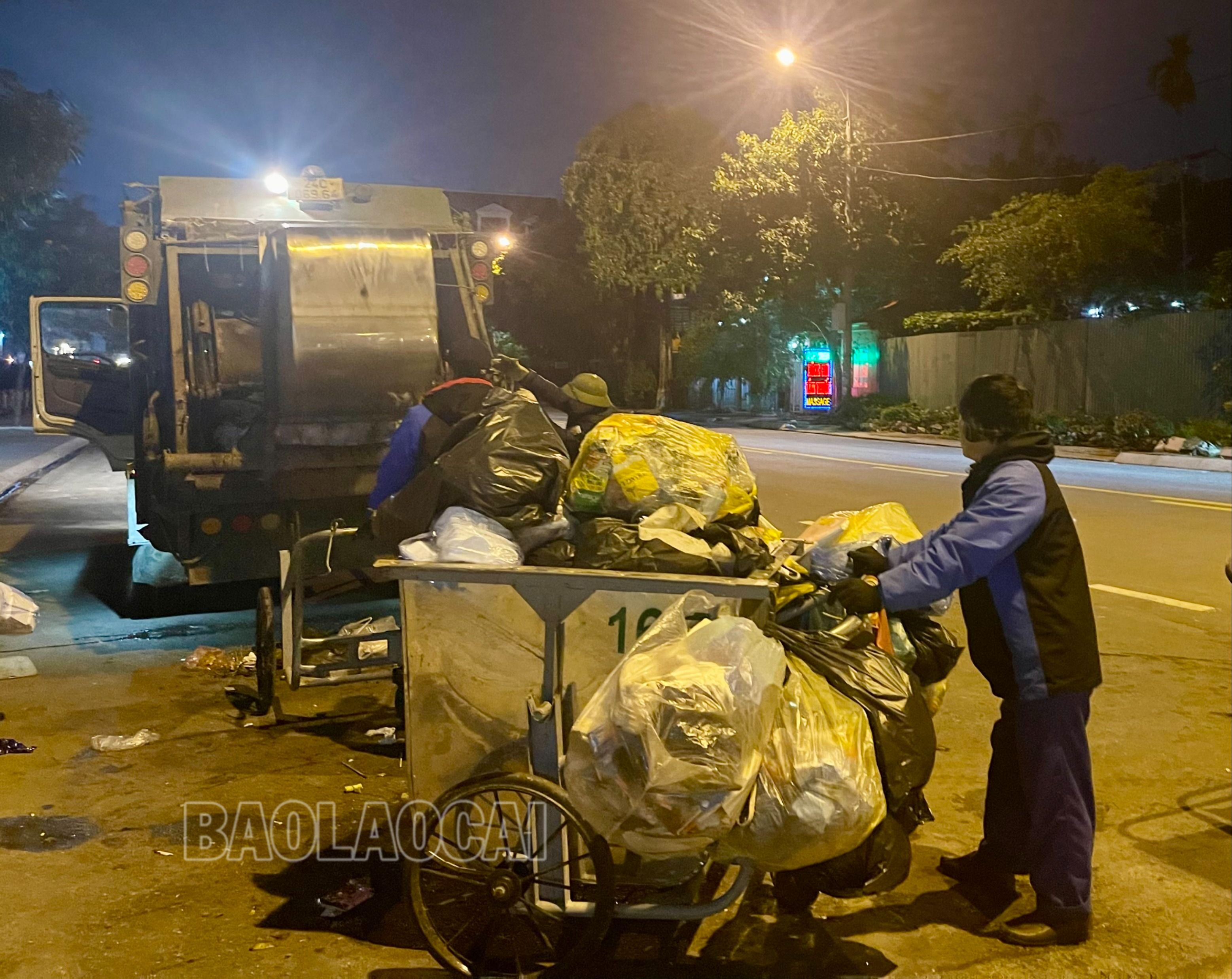 Dù nắng nóng hay rét buốt thì công việc của những người lao công vẫn diễn ra bình thường, đặc biệt là tăng cường hơn trong những ngày giáp tết để đảm bảo thành phố luôn xanh, sạch, đẹp. IMG_4369.jpg