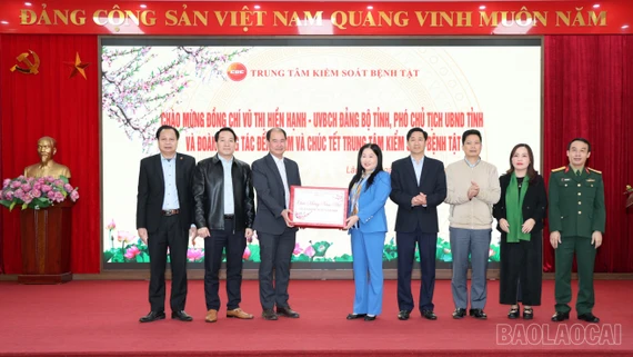 Phó Chủ tịch UBND tỉnh Vũ Thị Hiền Hạnh thăm, chúc Tết một số đơn vị