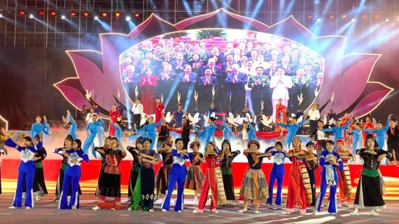 Chương trình nghệ thuật “Tự hào tiến bước dưới cờ Đảng quang vinh” – lan tỏa niềm tin, khơi dậy khát vọng phát triển