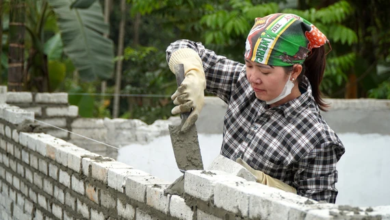 Những phụ nữ "mắt thợ - tay nghề” trên công trường xây dựng