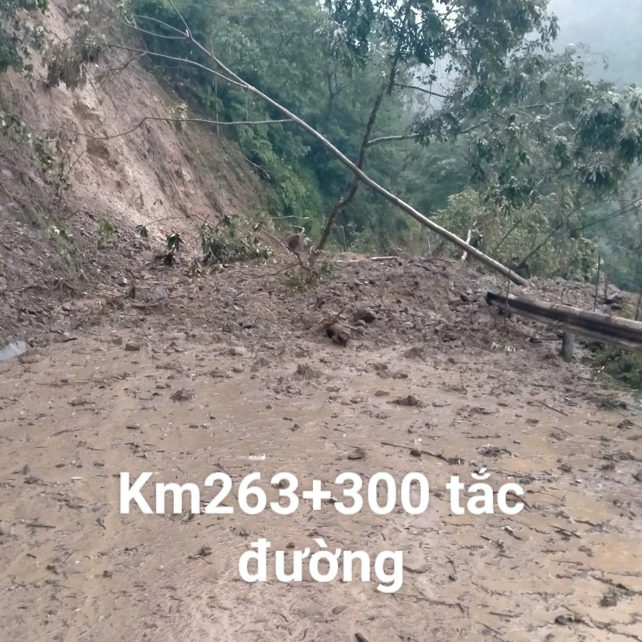 Với hàng trăm m3 đất đá sạt xuống, tại km 263 +300 bị tắc đường.