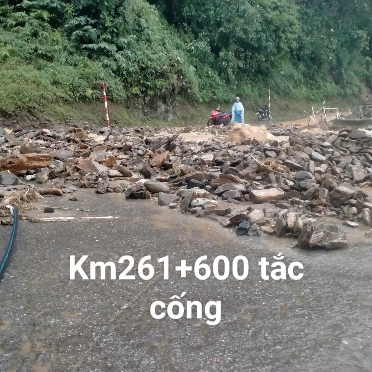 Đất đá còn làm tắc cống tại km 261+600 Đất đá còn làm tắc cống tại km 261+600