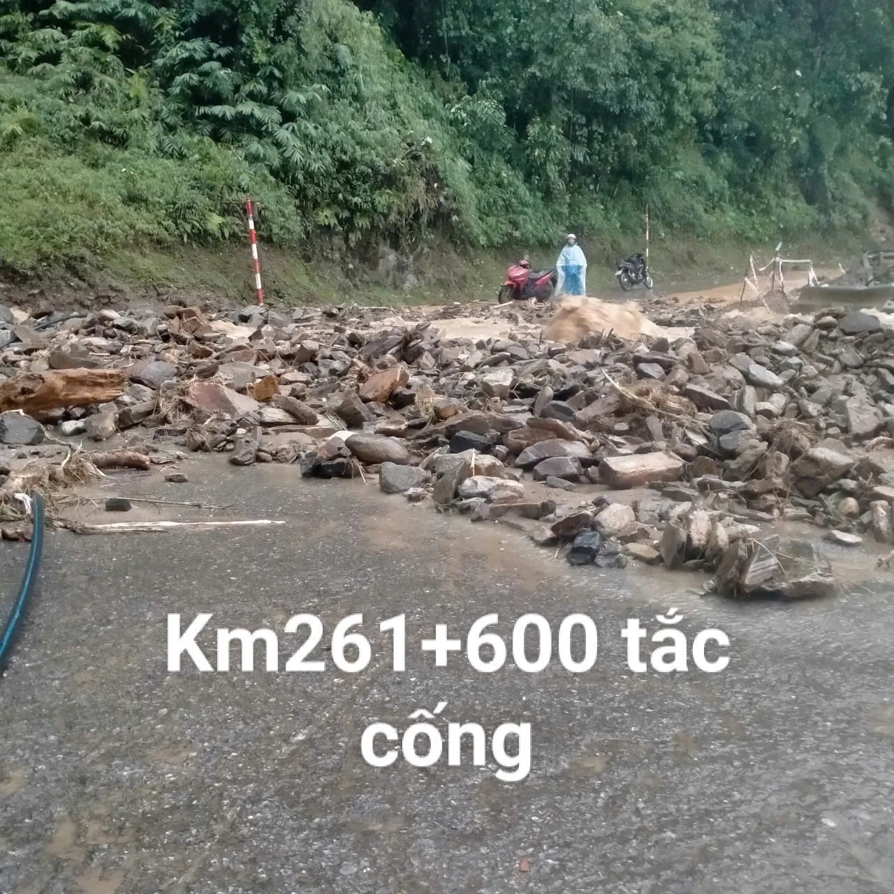 Đất đá còn làm tắc cống tại km 261+600