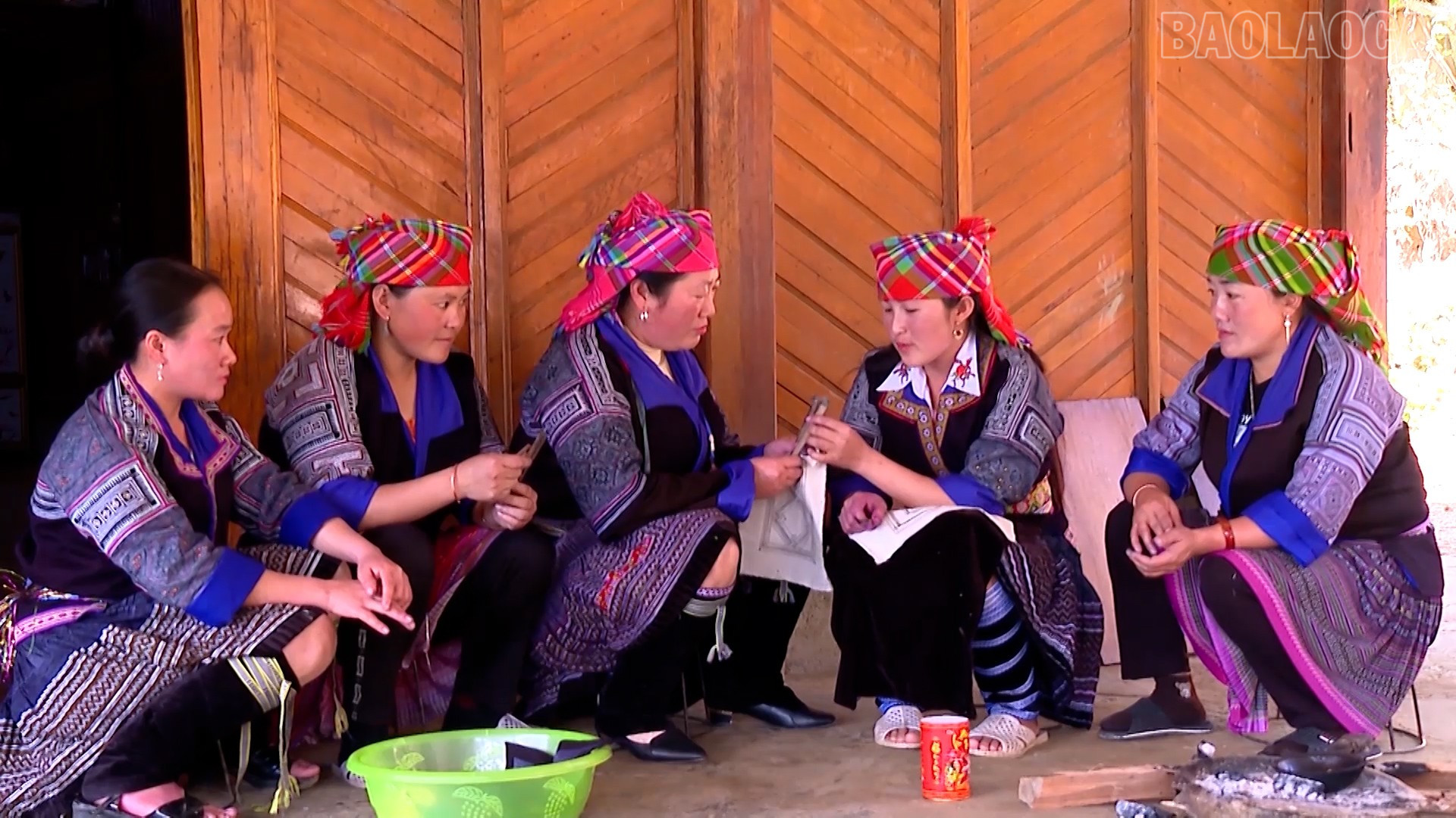 Kvinnor i höglandet upprätthåller och utvecklar hantverket med brokadbroderi. baolaocai-tr_vqdk5.jpg