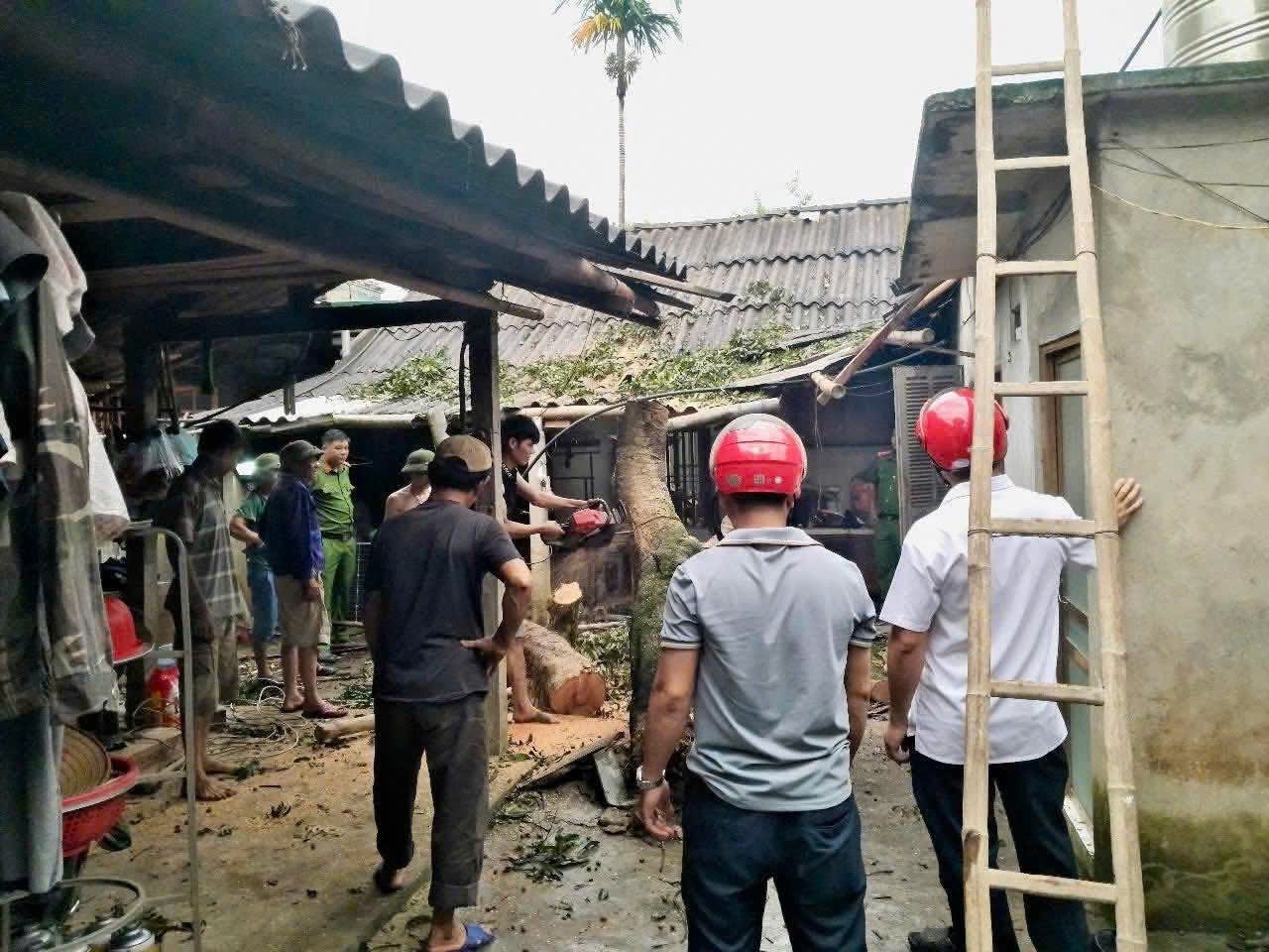 Các lực lượng tại chỗ giúp các hộ dân bị ảnh hưởng. z6821383189367-77659cd3e6506b4417f0bd8ce1e8d414.jpg
