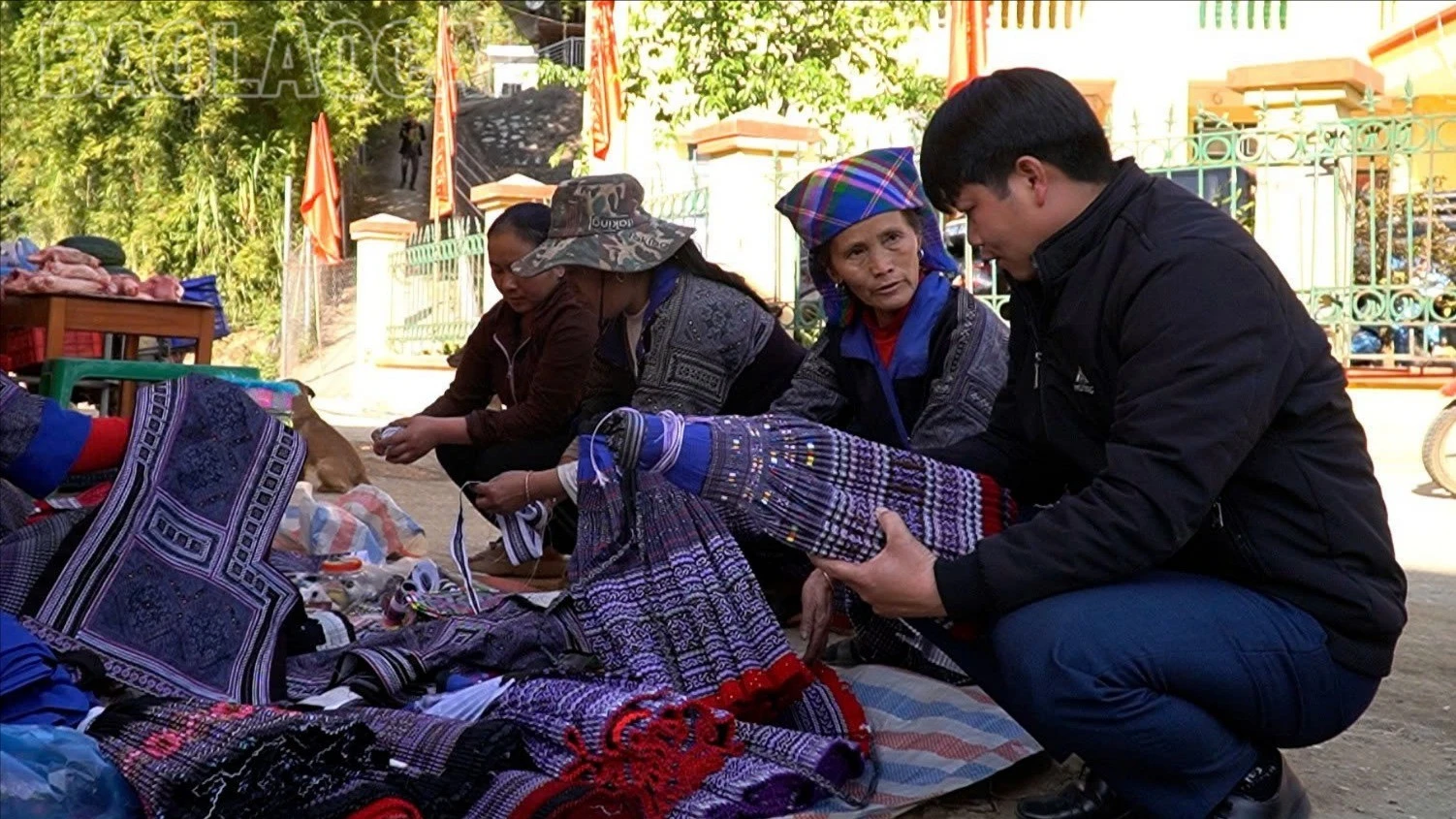 Người dân mua bán tấp nập trong những ngày giáp tết Nguyên đán.