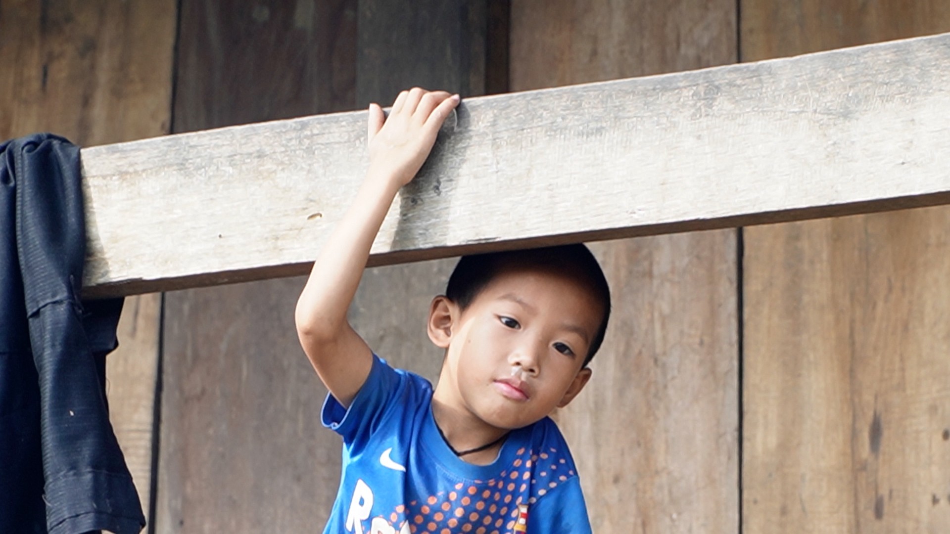 Ánh mắt trẻ thơ vùng lũ Tú Lệ. tre-vung-lu.jpg