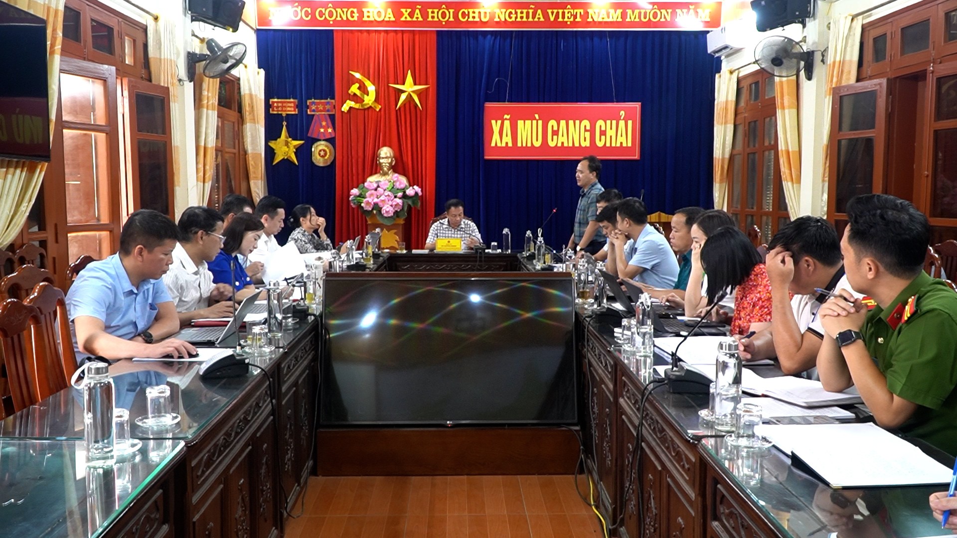 Quang cảnh buổi làm việc. Quang cảnh buổi làm việc.