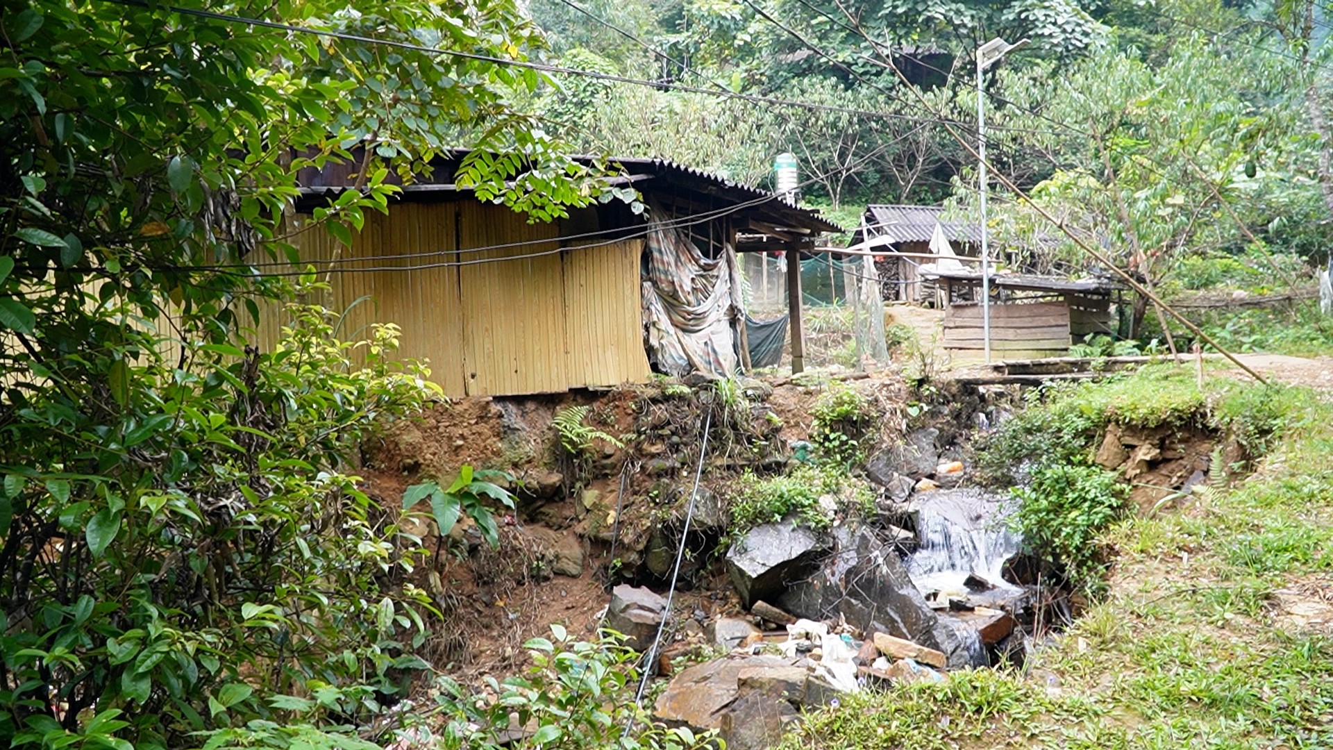 Khi lũ về, khe suối nhỏ cũng gây mất an toàn cho các hộ dân sống gần đó. hanh-phuc-nha-ven-suoi.jpg