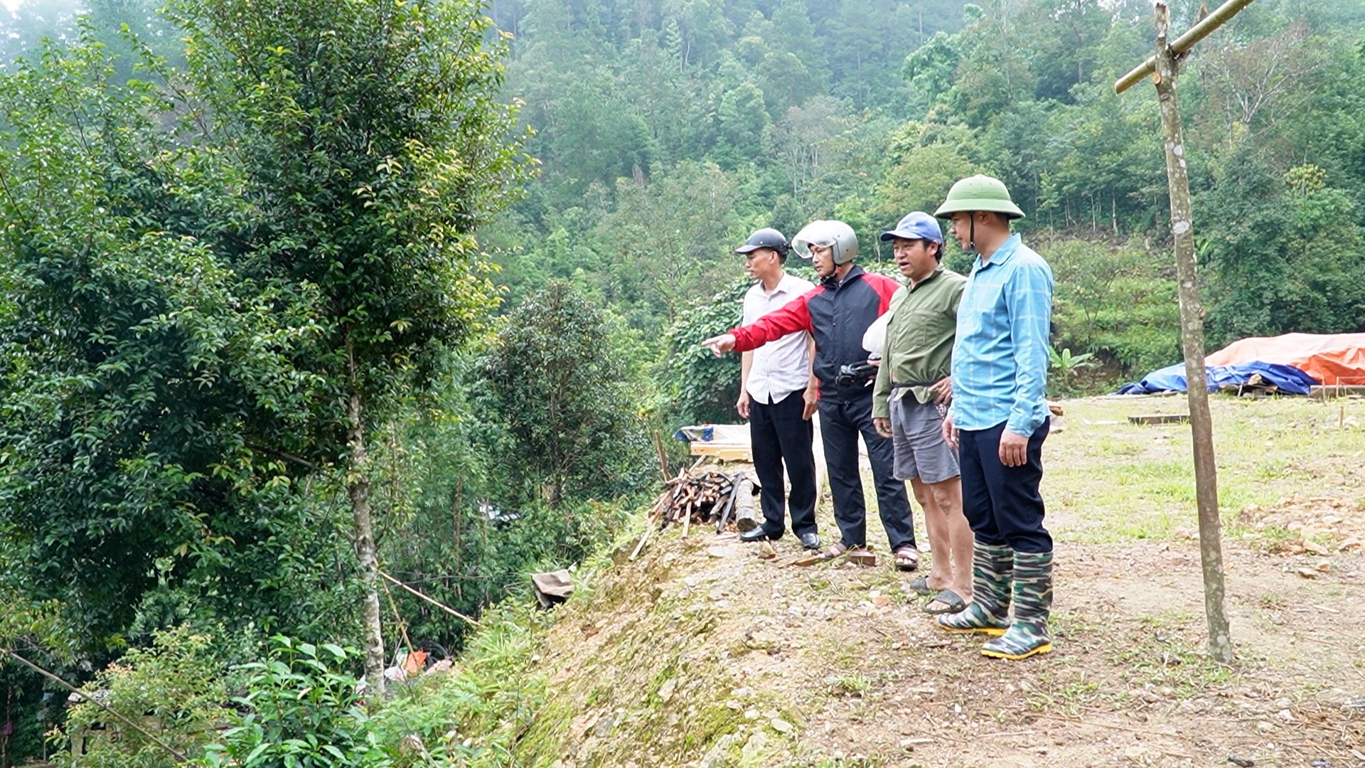 Lãnh đạo xã Hạnh Phúc kiểm tra công tác di dời nhà của các hộ dân tại thôn Kháo Chu. hanh-phuc-cua1.jpg