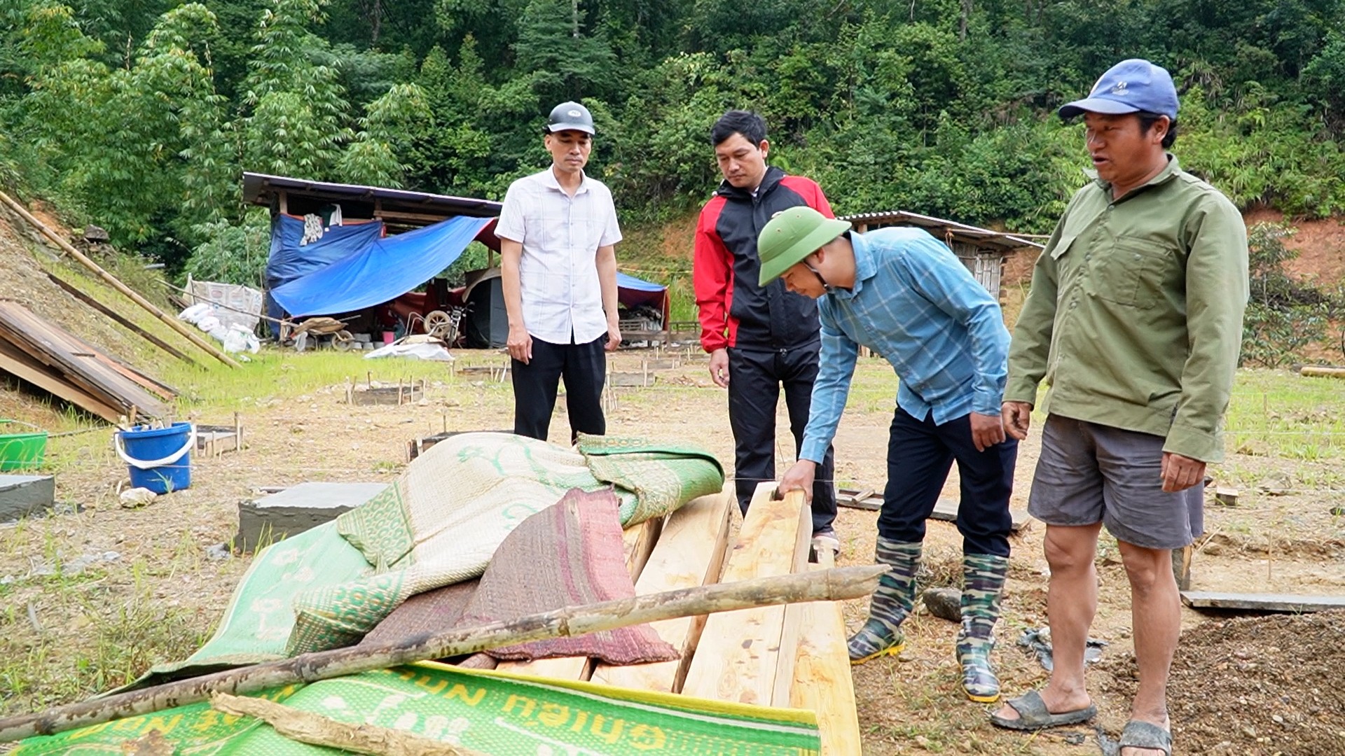 Gia đình ông Hảng A Của ở thôn Kháo Chu chuẩn bị làm lại nhà. hanh-phuc-cua-3.jpg