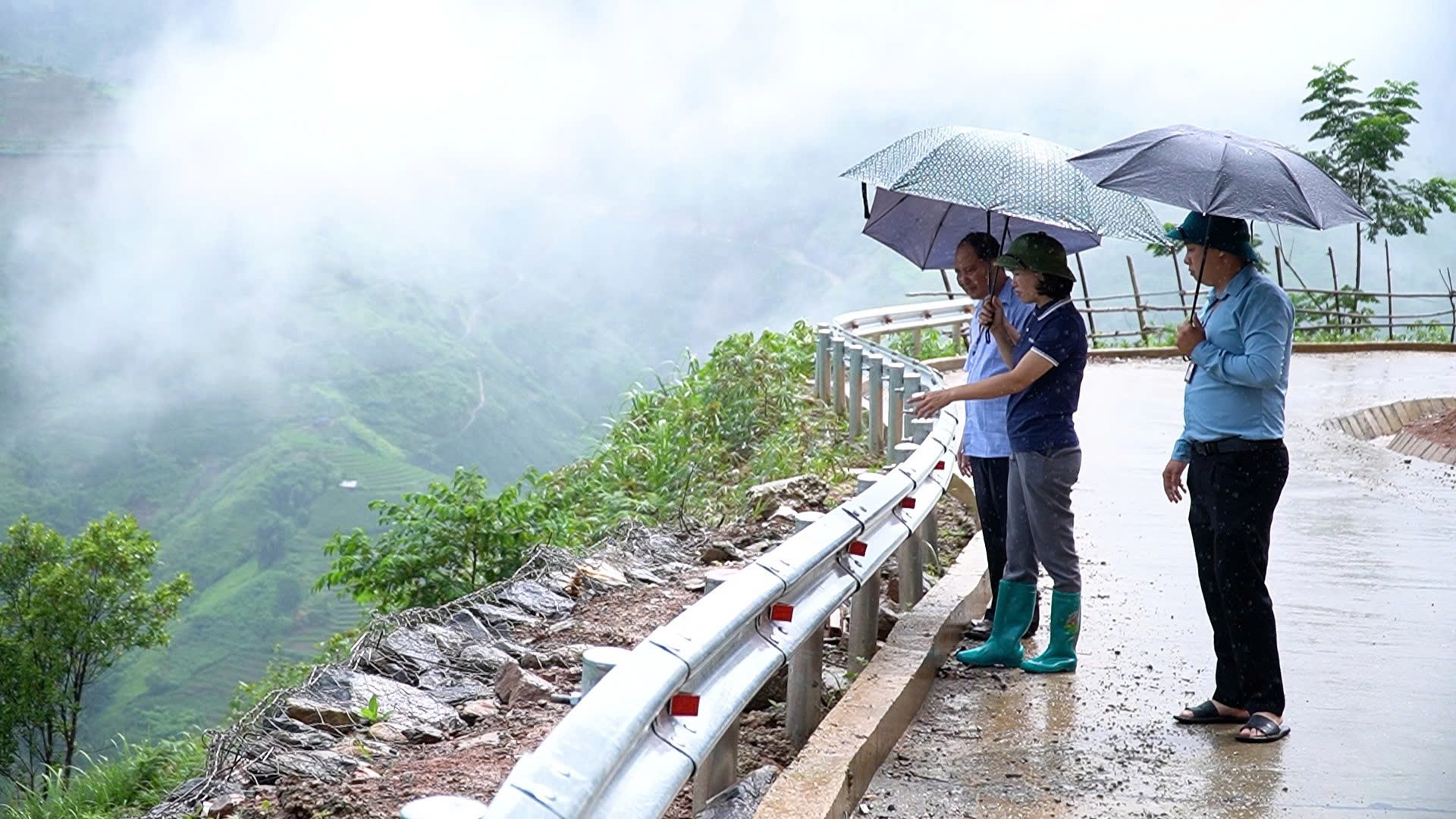 Lãnh đạo xã Lao Chải kiểm tra điểm có nguy cơ sạt lở trên tuyến đường liên thôn. kmang-1.jpg
