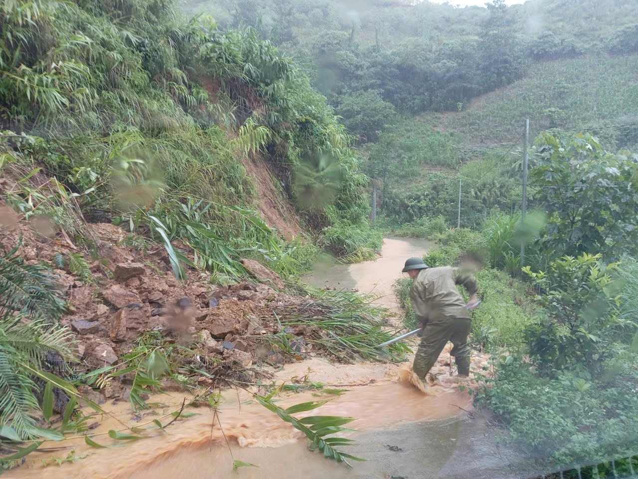Tỉnh lộ 174 xuất hiện nhiều điểm sạt lở gây ắc tắc giao thông.