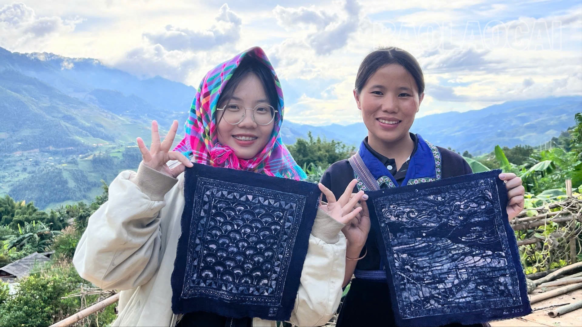 Fru Hờ Thị Bla presenterar sina brokadprodukter. bla5-4562.jpg