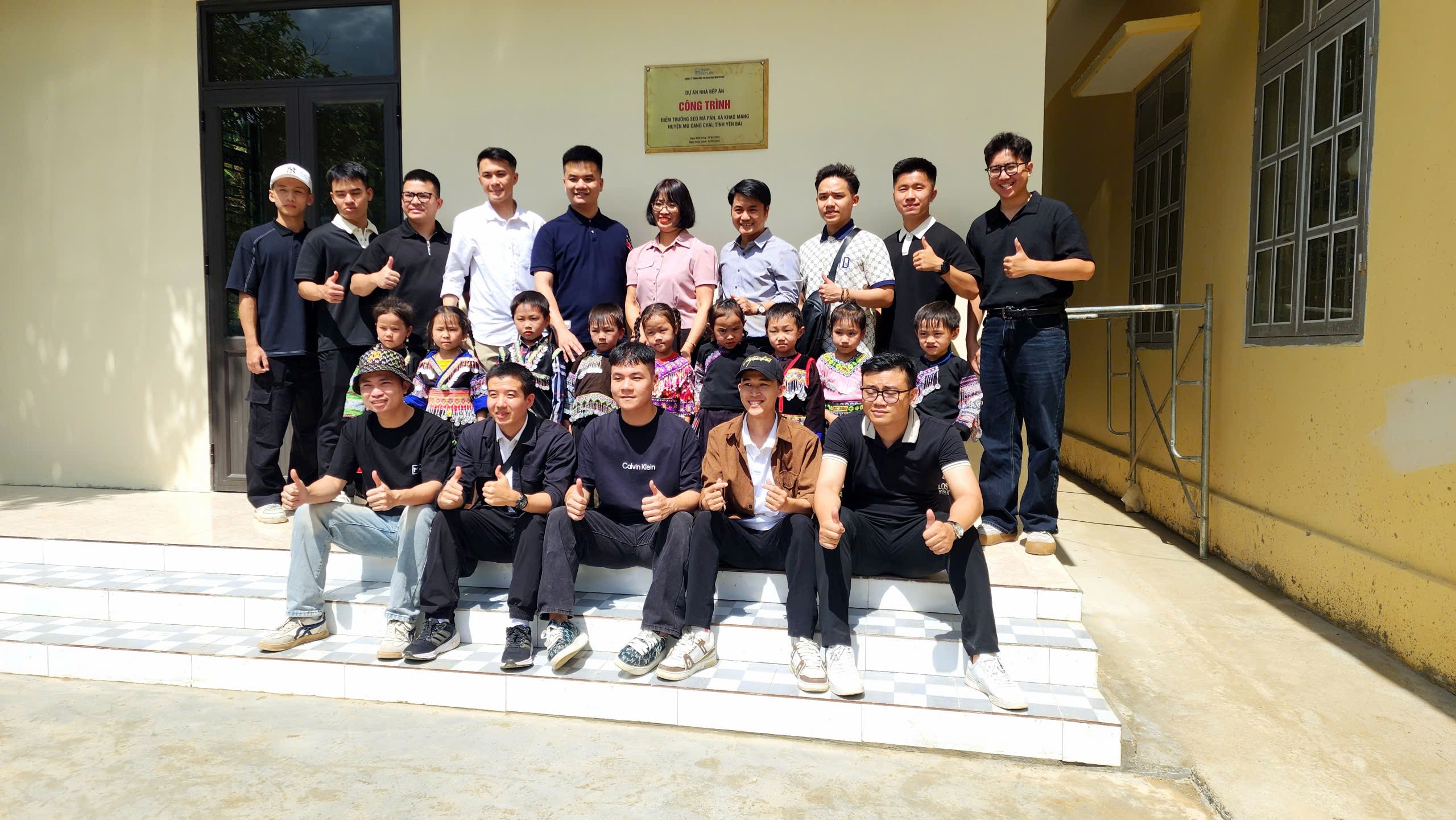 Hiệu trưởng Đoàn Thị Phúc cùng các nhà tài trợ chụp ảnh lưu niệm tại lễ bàn giao bếp ăn điểm trường Sẻo Mả Pán. z7166009053810-287dc4844bd6a6f100b99d10f93803c3.jpg