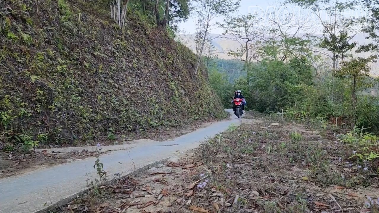 آسفالت کردن جادهها با بتن، سفر را برای مردم در مقایسه با قبل بسیار آسانتر کرده است. dttt-5930.jpg