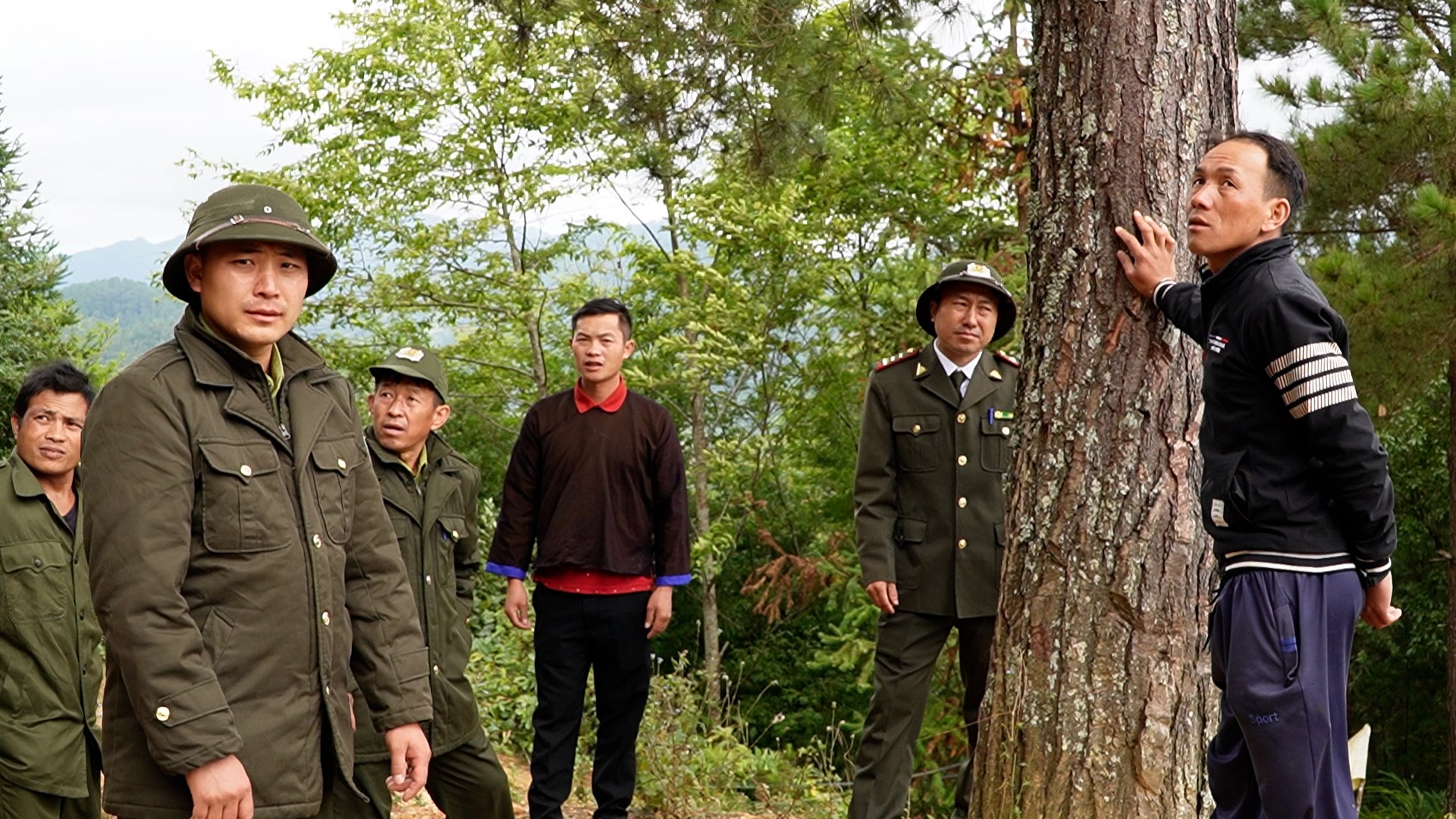 Tuần tra, kiểm tra diện tích rừng giáp ranh với nương trên địa bàn thôn. sequence-0100-03-22-01still018.jpg