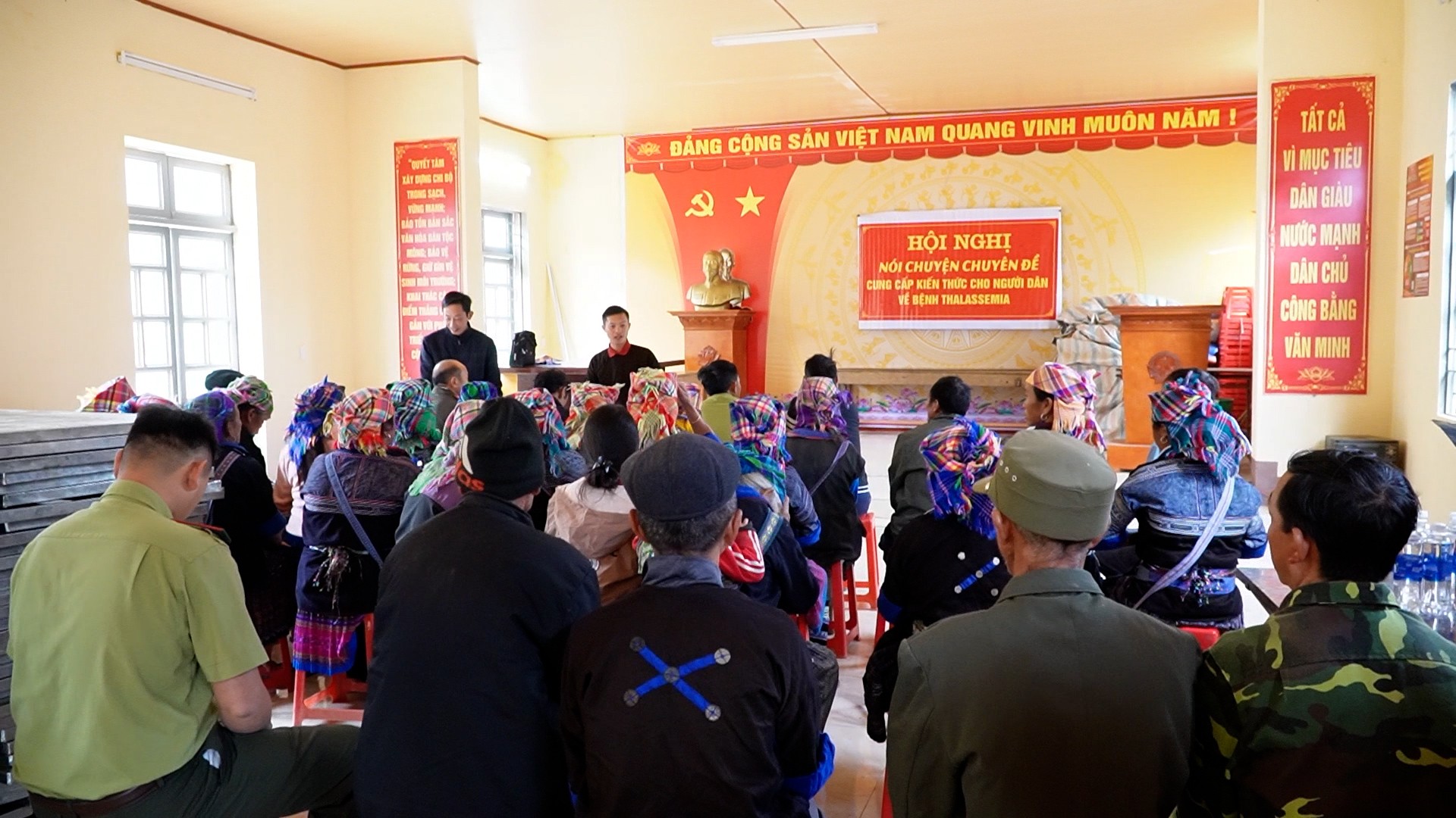 Thôn Nả Háng Tùa Chử tuyên truyền đến người dân nội dung hương ước của thôn. sequence-0100-00-00-41still011.jpg