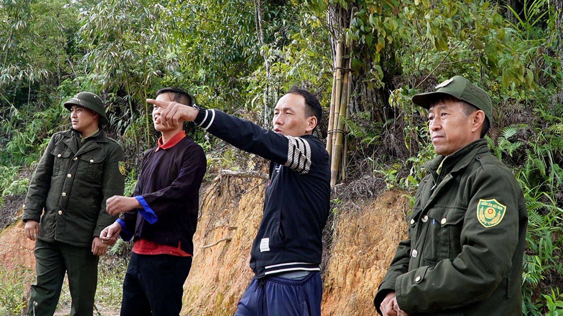 Tuần tra rừng định kỳ đã trở thành công việc quen thuộc của người dân và lực lượng kiểm lâm địa bàn. sequence-0100-03-34-36still019.jpg