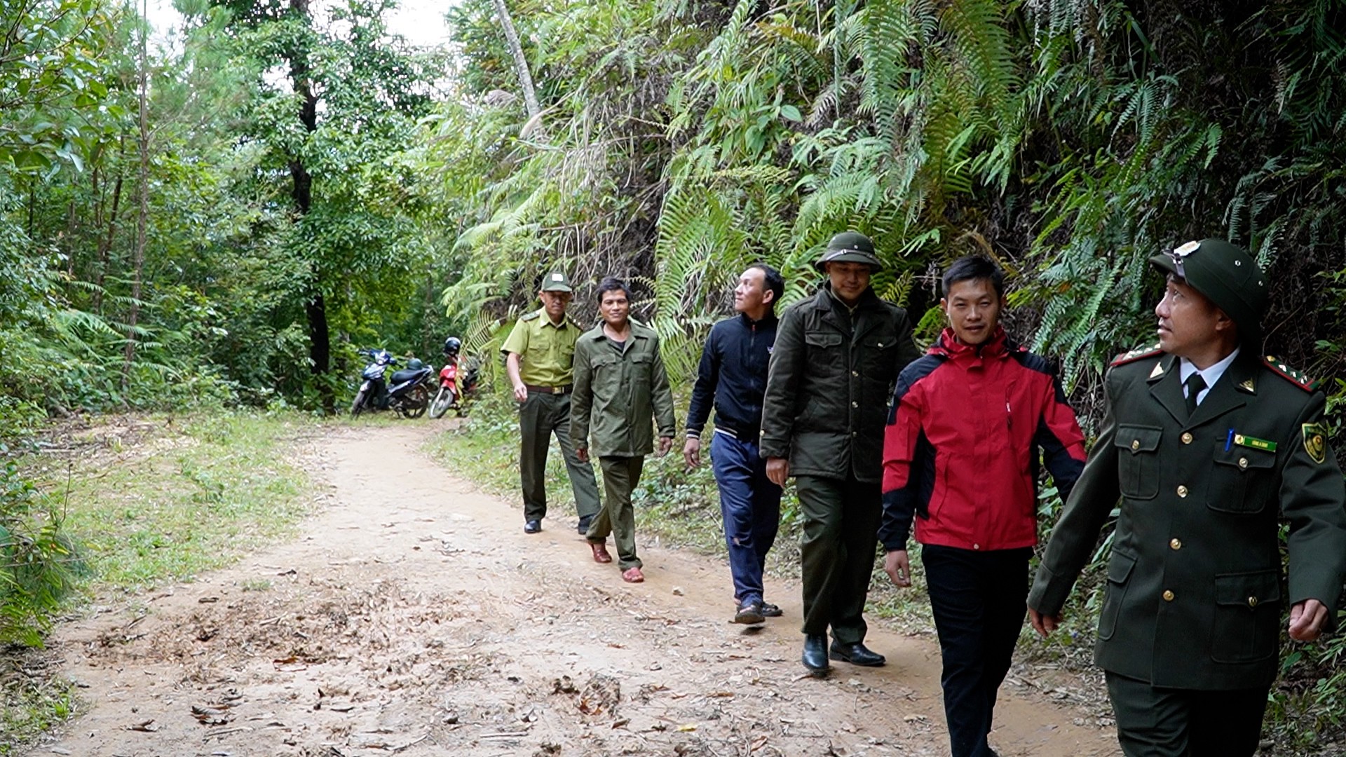 Lực lượng kiểm lâm địa bàn và và tổ xung kích tuần tra, kiểm tra diện tích rừng do thôn Nả Háng Tùa Chử quản lý, bảo vệ. sequence-0100-00-37-14still017.jpg