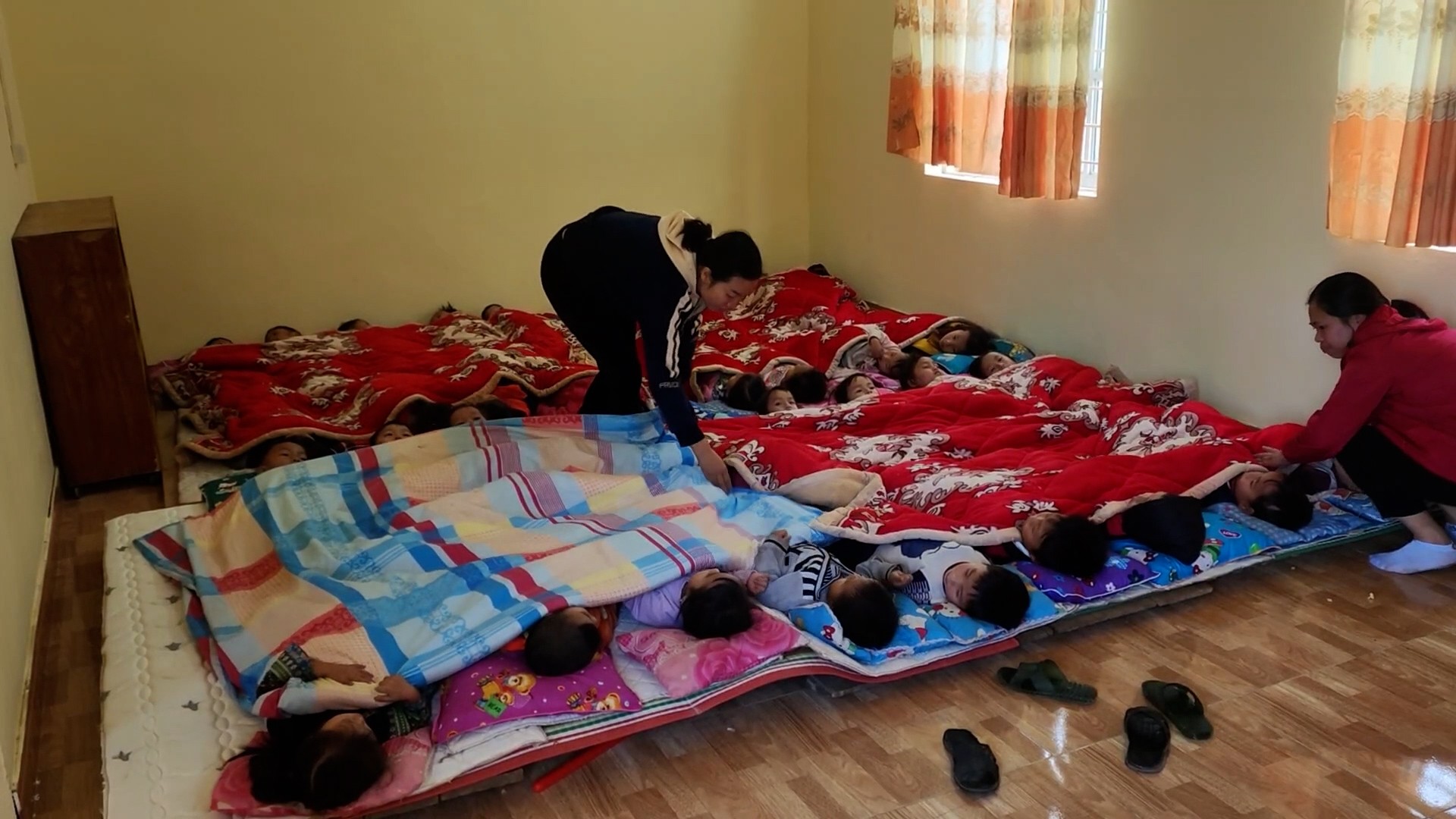 Giờ nghỉ trưa của học sinh mầm non xã Khao Mang. sequence-0500-05-21-54still028.jpg