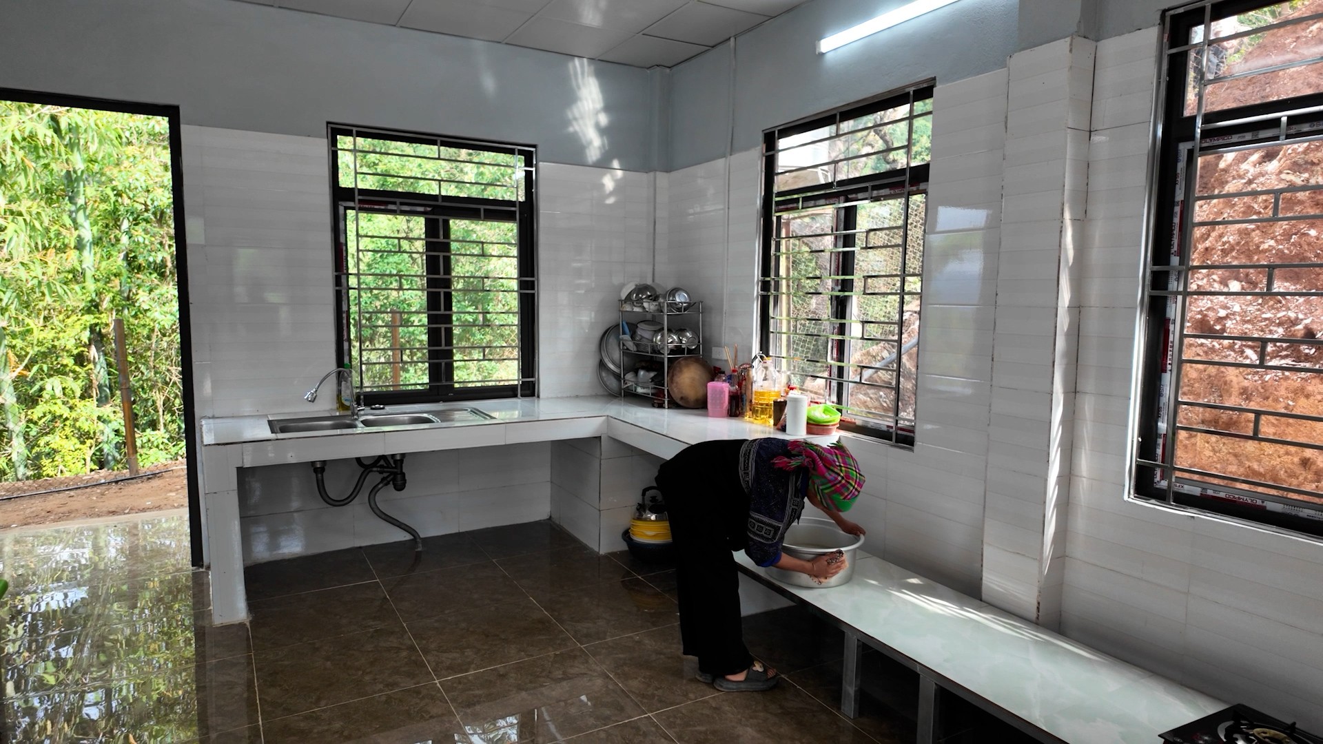 Bếp nấu ăn tại điểm trường Háng Cháng Lừ duy trì nấu ăn cho học sinh 5 buổi/tuần. sequence-0500-00-23-47still026.jpg