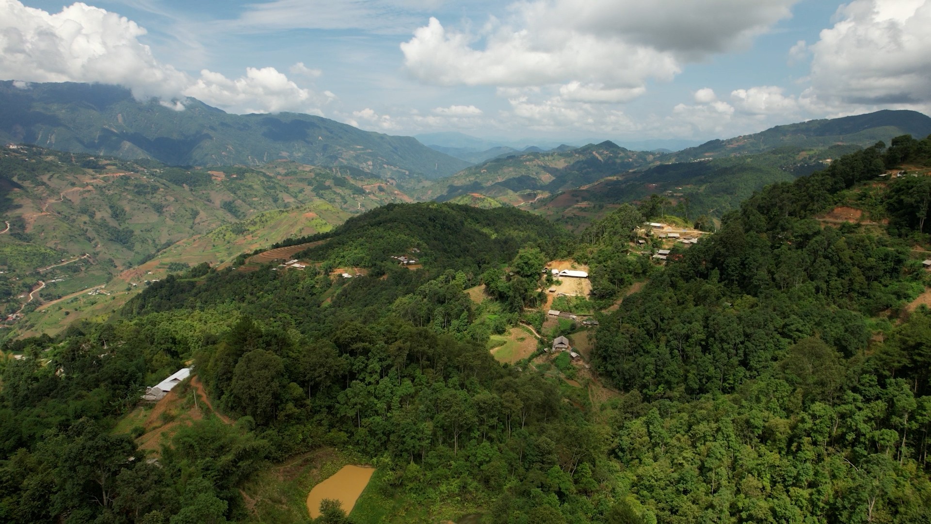 Toàn cảnh thôn vùng cao Sẻo Mả Pán, xã Khao Mang. sequence-0500-03-03-10still019.jpg
