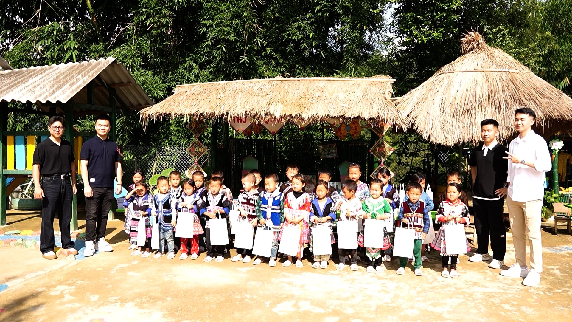 Anh Vũ Ngọc Anh - Giám đốc Công ty THNH giáo dục MAPSTUDY Hà Nội trao quà cho học sinh thôn Háng Cháng Lừ. sequence-0500-02-32-04still021.jpg