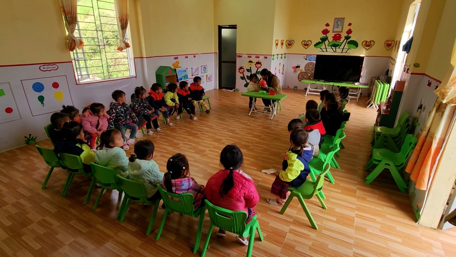 Nhờ sự chung tay của các tổ chức, cá nhân, học sinh mầm non thôn Sẻo Mả Pán được học trong lớp học khang trang, sạch đẹp. sequence-0500-04-12-08still030.jpg