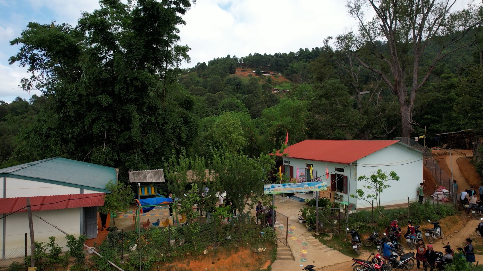 Điểm trường Háng Cháng Lừ cách trung tâm xã 12 km. sequence-0500-00-11-53still027.jpg