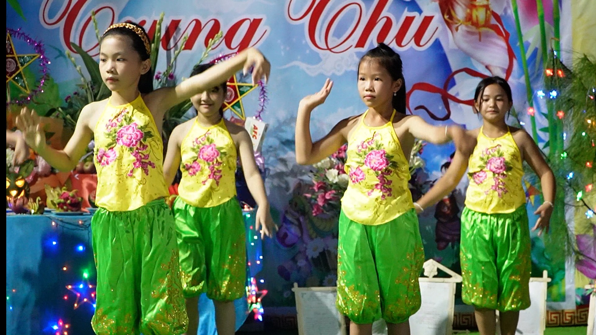 Các em được thưởng thức các tiết mục văn nghệ. van-nghe.jpg