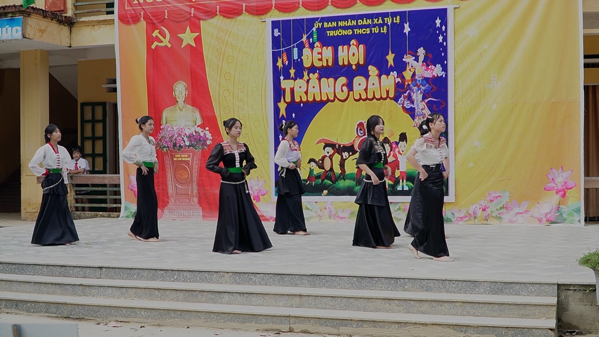 Chương trình văn nghệ đón Tết Trung thu ở Trường THCS xã Tú Lệ. van-nghe-thcs-1.jpg