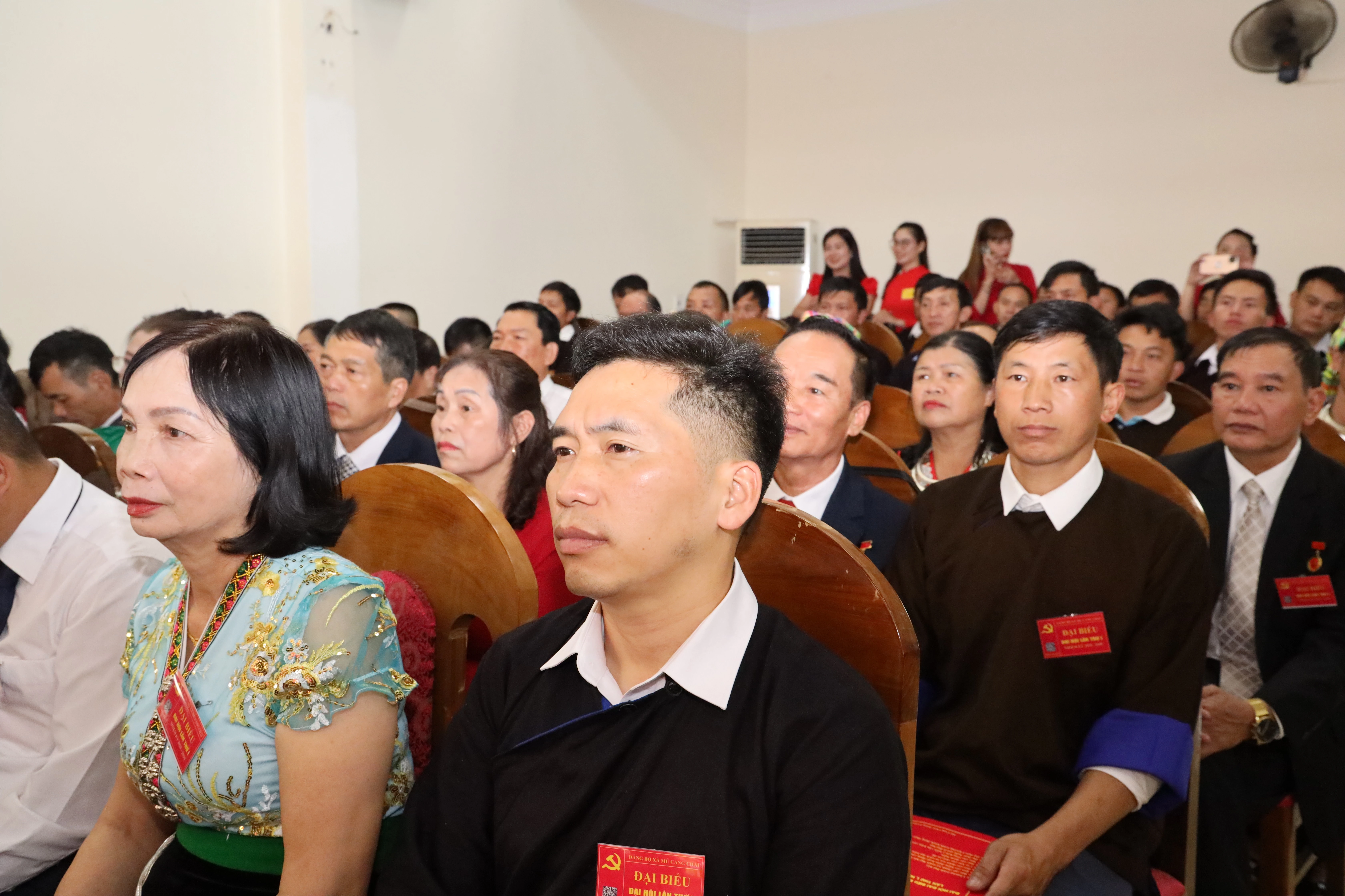 Đại biểu các thôn dự đại hội.