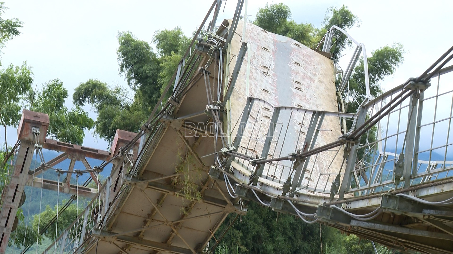 Cầu treo đi vào thôn bản Chao bị nước lũ gây hư hỏng. baolaocai-c_lim-thai-8.jpg