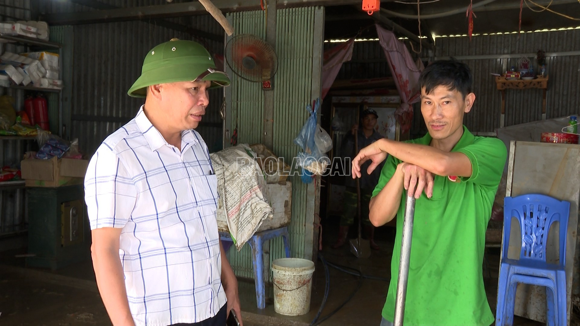 Lãnh đạo xã Tú Lệ động viên gia đình anh Trần Văn Toàn. baolaocai-c_lim-thai-3.jpg