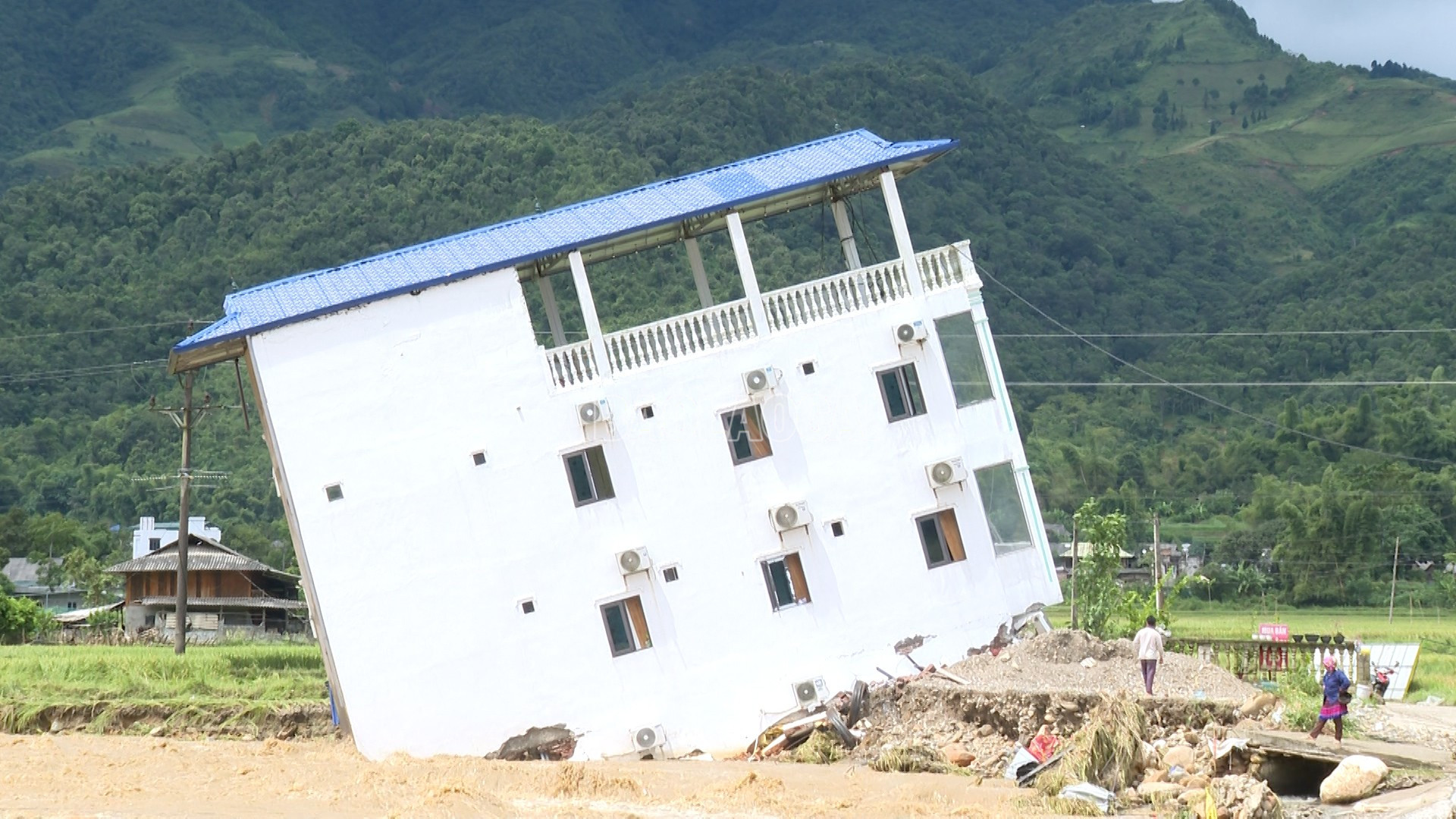 Ngôi nhà của ông Hoàng Văn Tấn ở thôn bản Chao bị nước lũ làm sói nghiêng có nguy cơ sập đổ. baolaocai-c_lim-thai-7.jpg