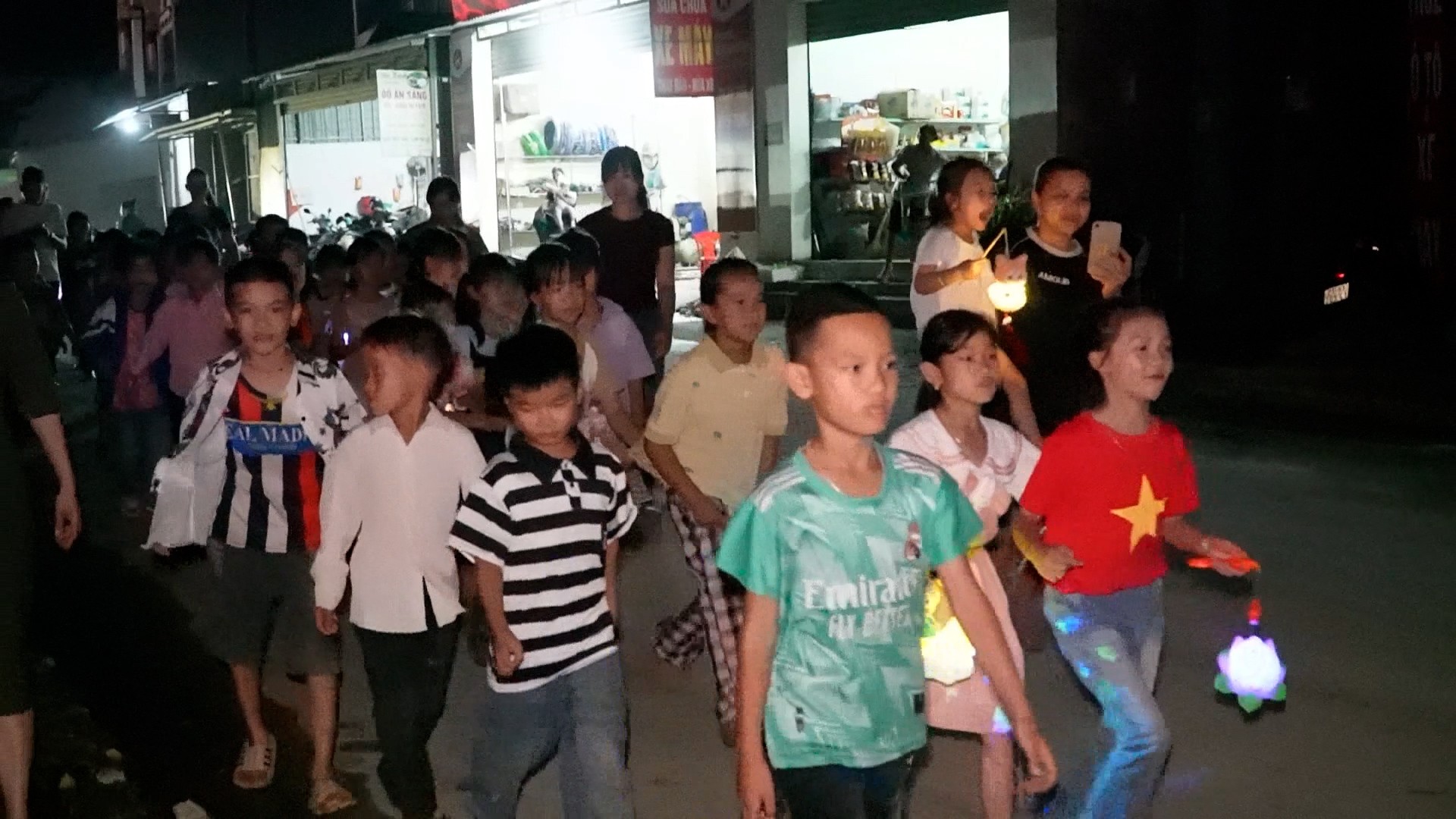 Niềm vui được rước đèn ông sao dịp Tết Trung thu của học sinh tiểu học. ruoc-den-1.jpg