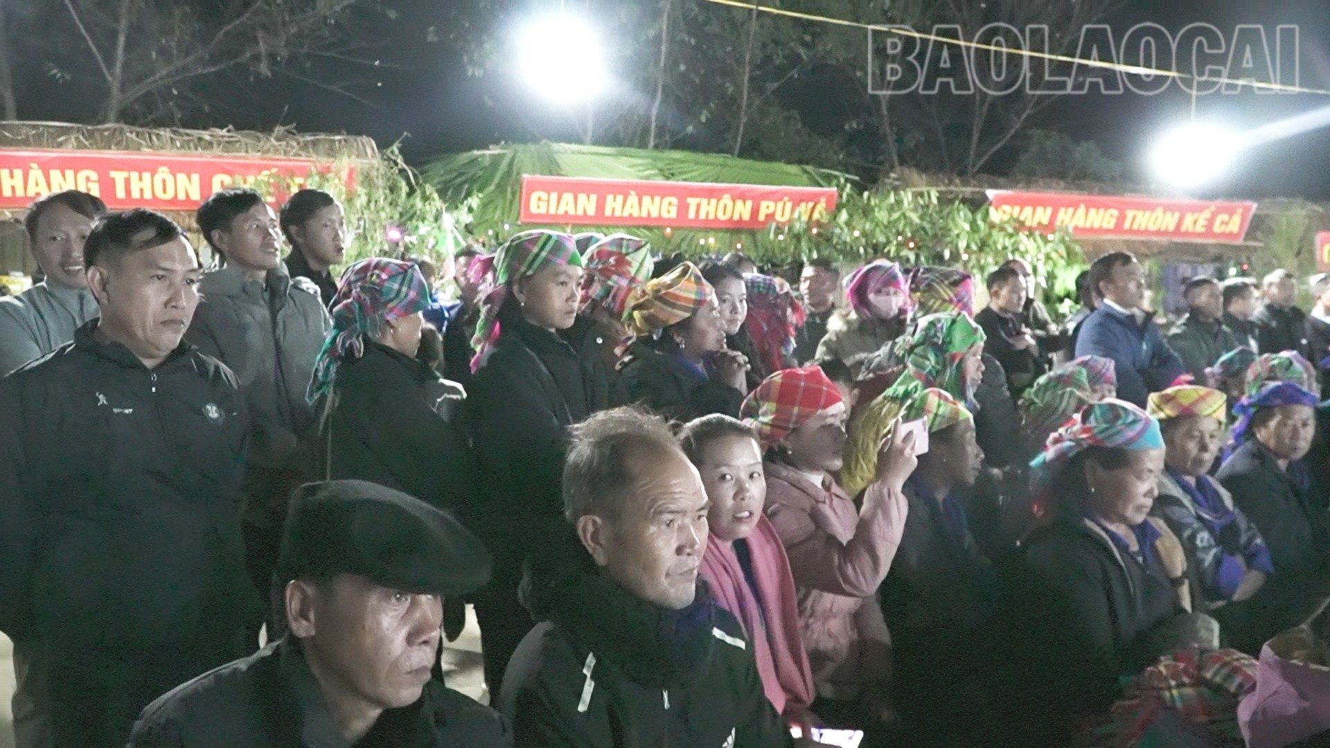 Đông đảo Nhân dân tham gia ngày hội.