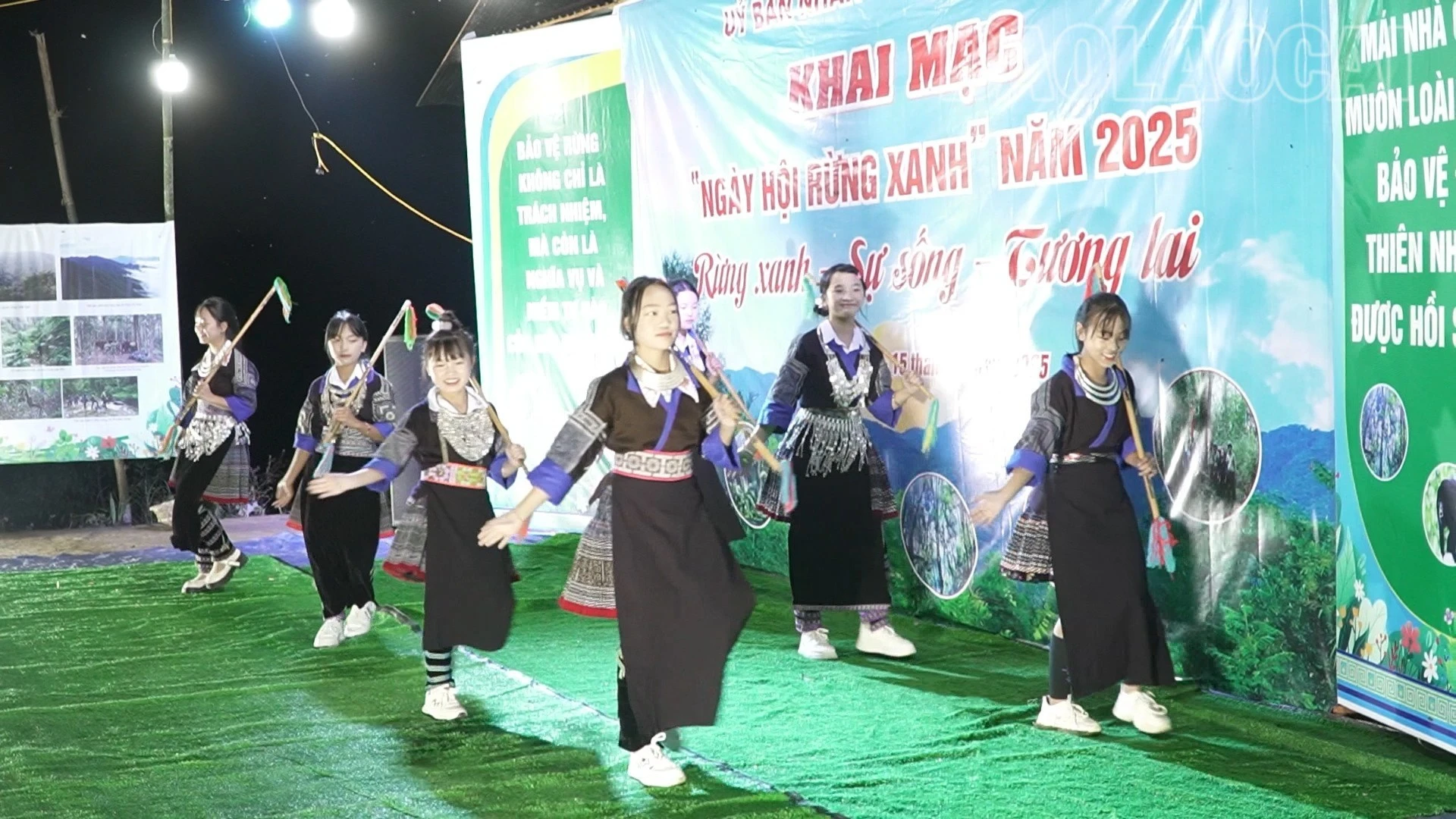 Tiết mục văn nghệ khai mạc ngày hội Rừng xanh.