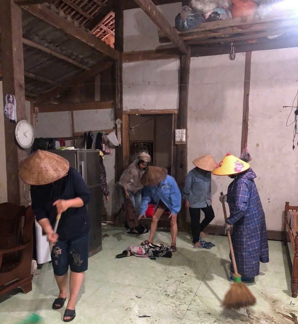 Người dân giúp nhau dọn dẹp nhà cửa. z6821356009521-fbab3870184a18388bce1726d139278c.jpg