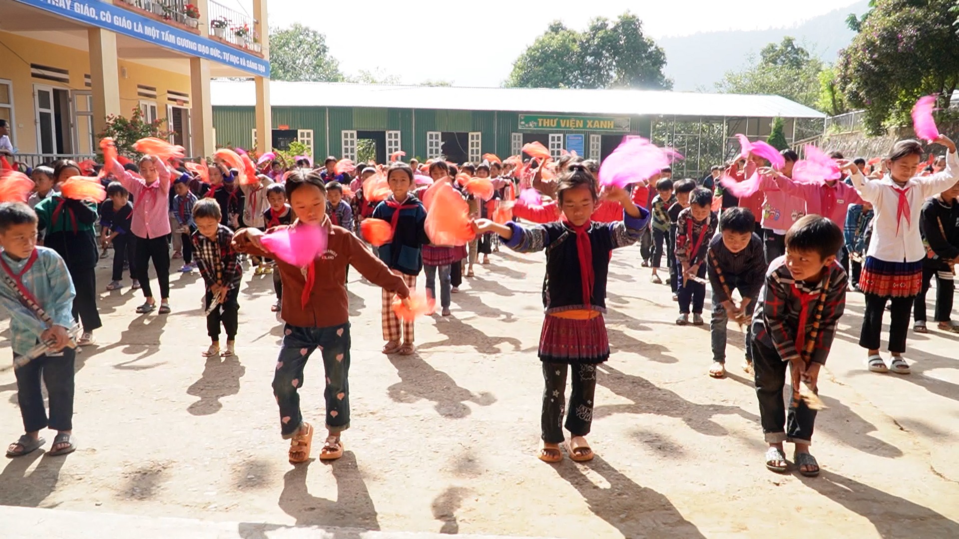 Múa khăn, múa khèn trong hoạt động thể dục giữa giờ. lao-chai-12.jpg