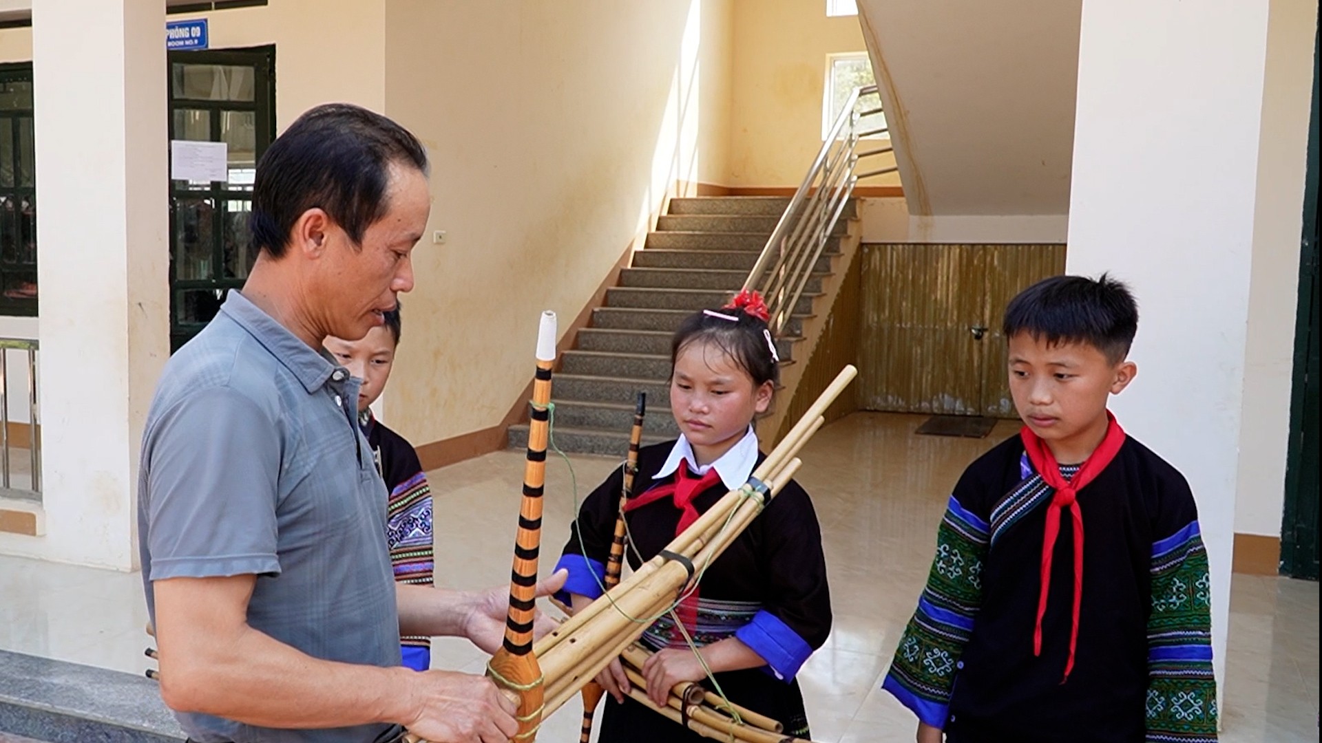 Các thầy giáo dạy, truyền đạt về khèn Mông cho học sinh. lao-chai-3.jpg